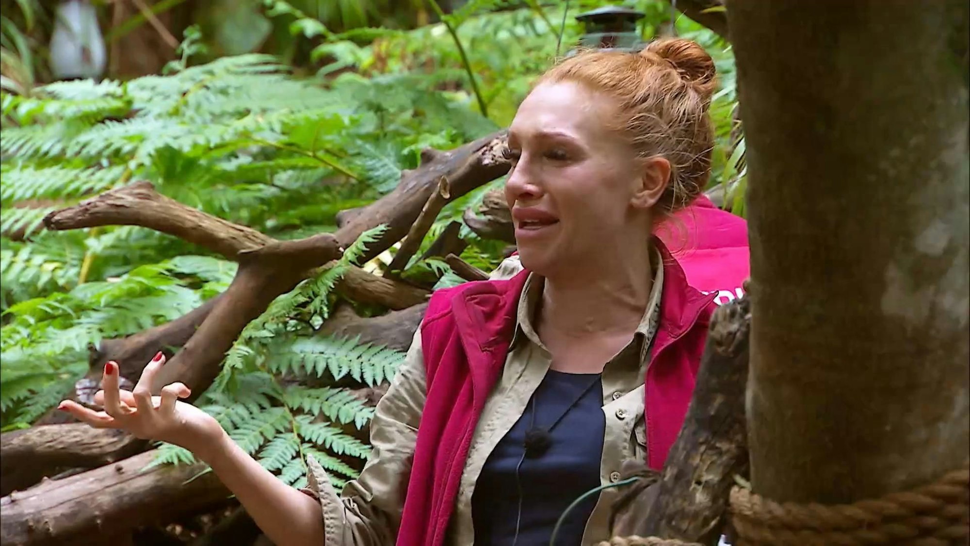 Georgina Fleur kommt mit der Disharmonie im Dschungel schlecht klar und bricht in Tränen aus. Besonders viel Mitgefühl bekommt sie dafür nicht.