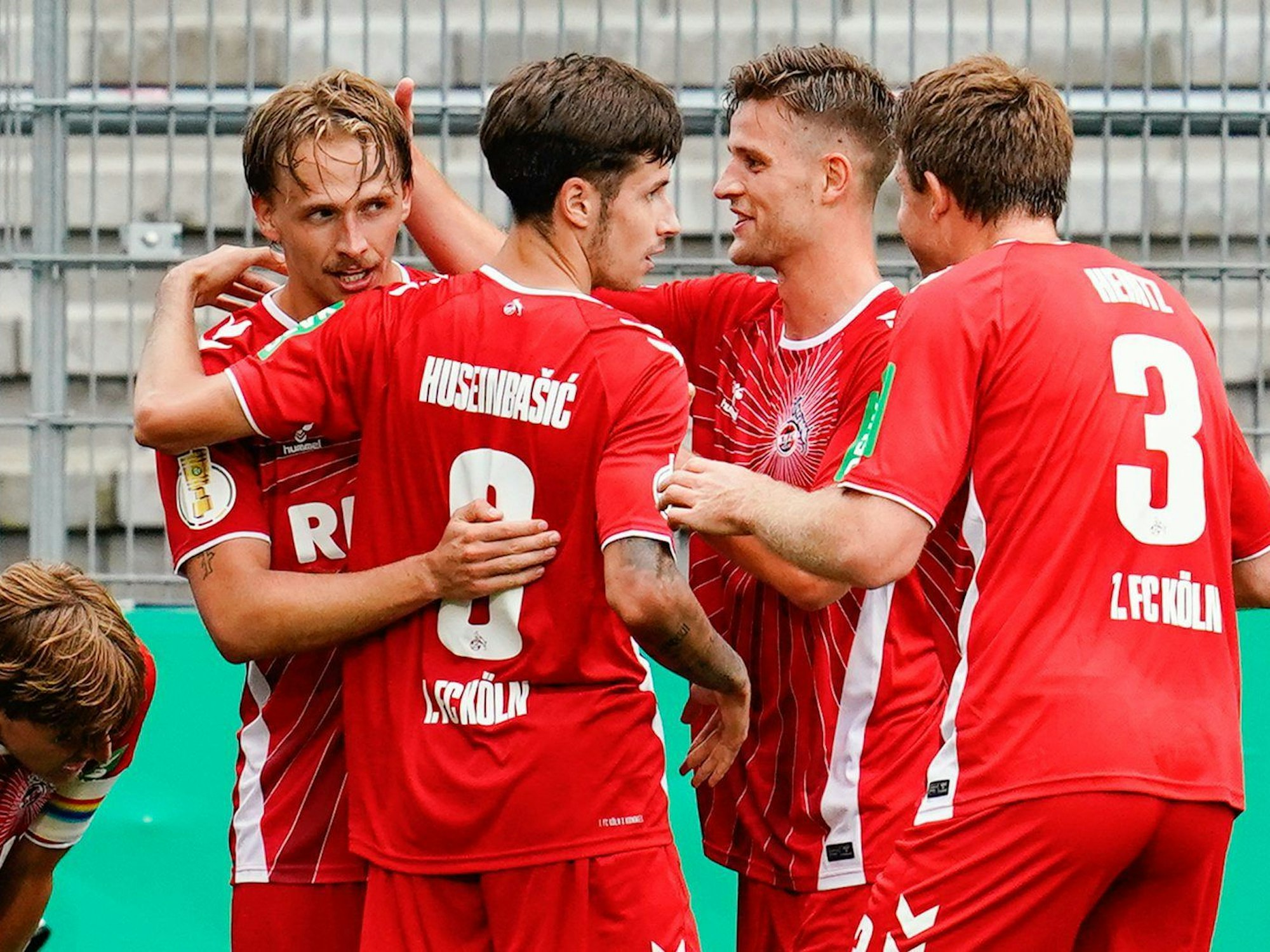 Mathias Olesen jubelt über sein Tor gegen Sandhausen.