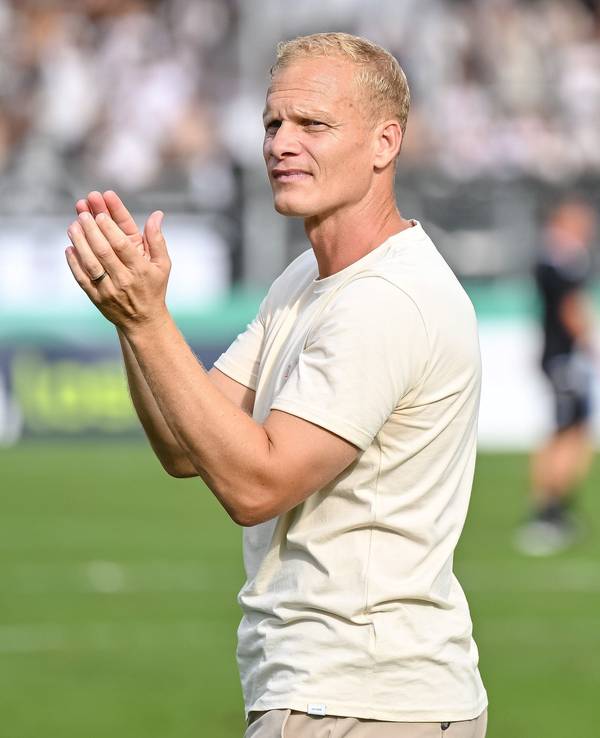 Schalkes Trainer Karel Geraerts bedankt sich bei den Fans.