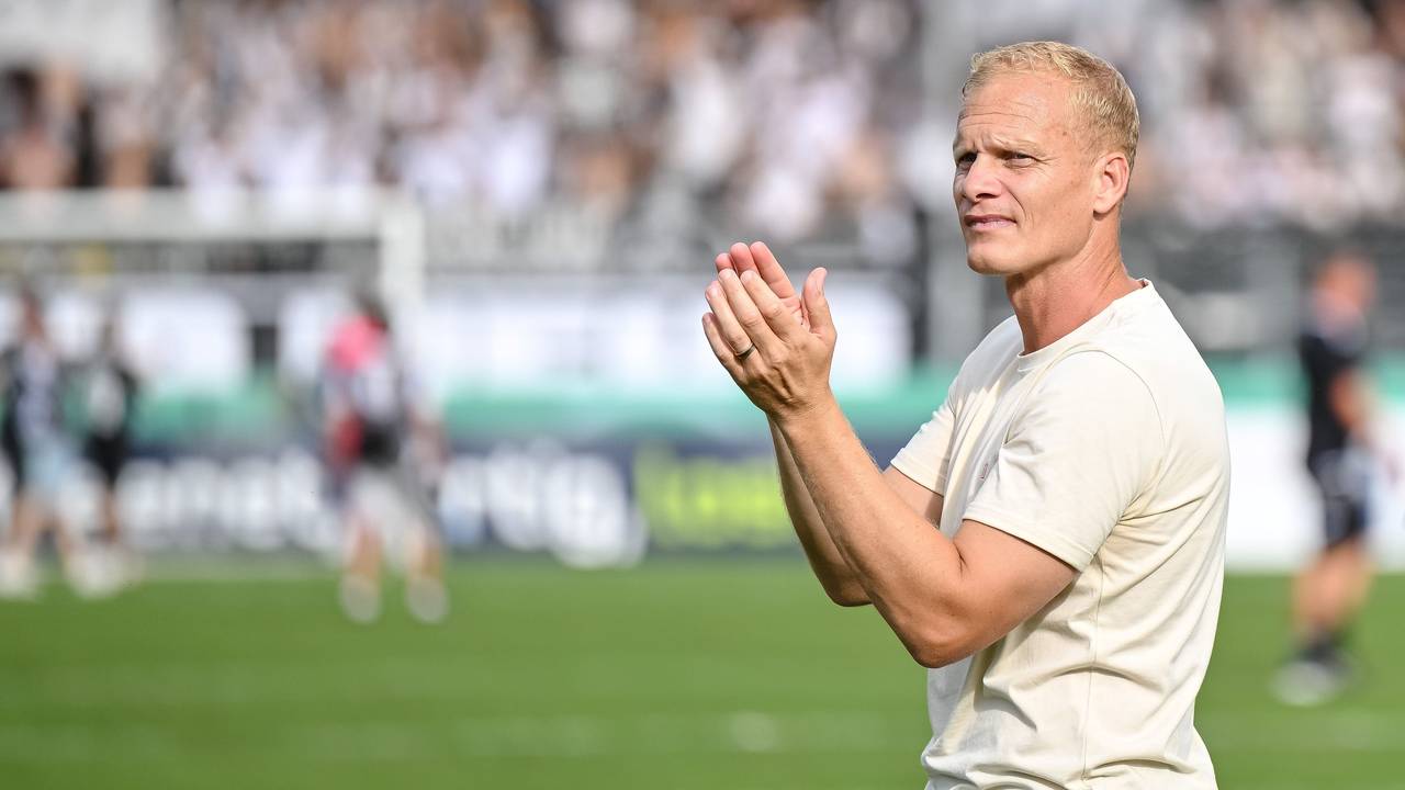 Schalkes Trainer Karel Geraerts bedankt sich bei den Fans.