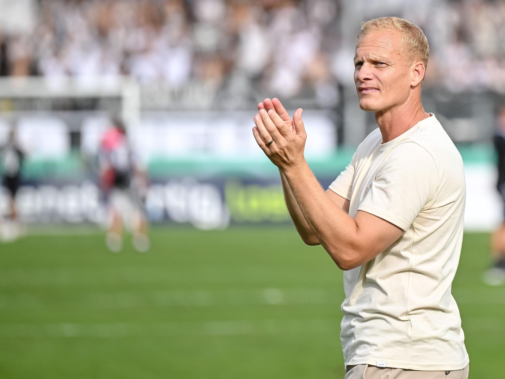 Schalkes Trainer Karel Geraerts bedankt sich bei den Fans.