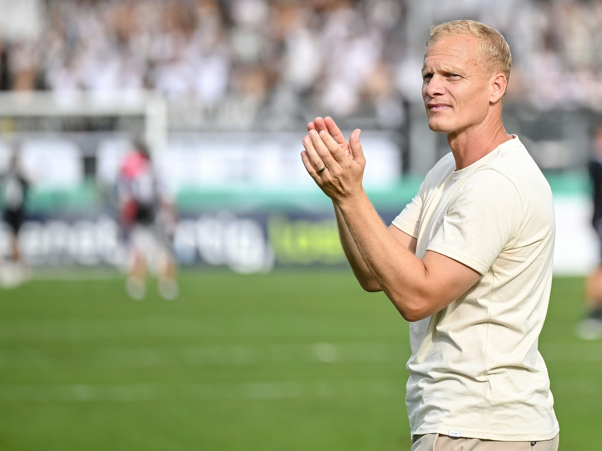 Schalkes Trainer Karel Geraerts bedankt sich bei den Fans.