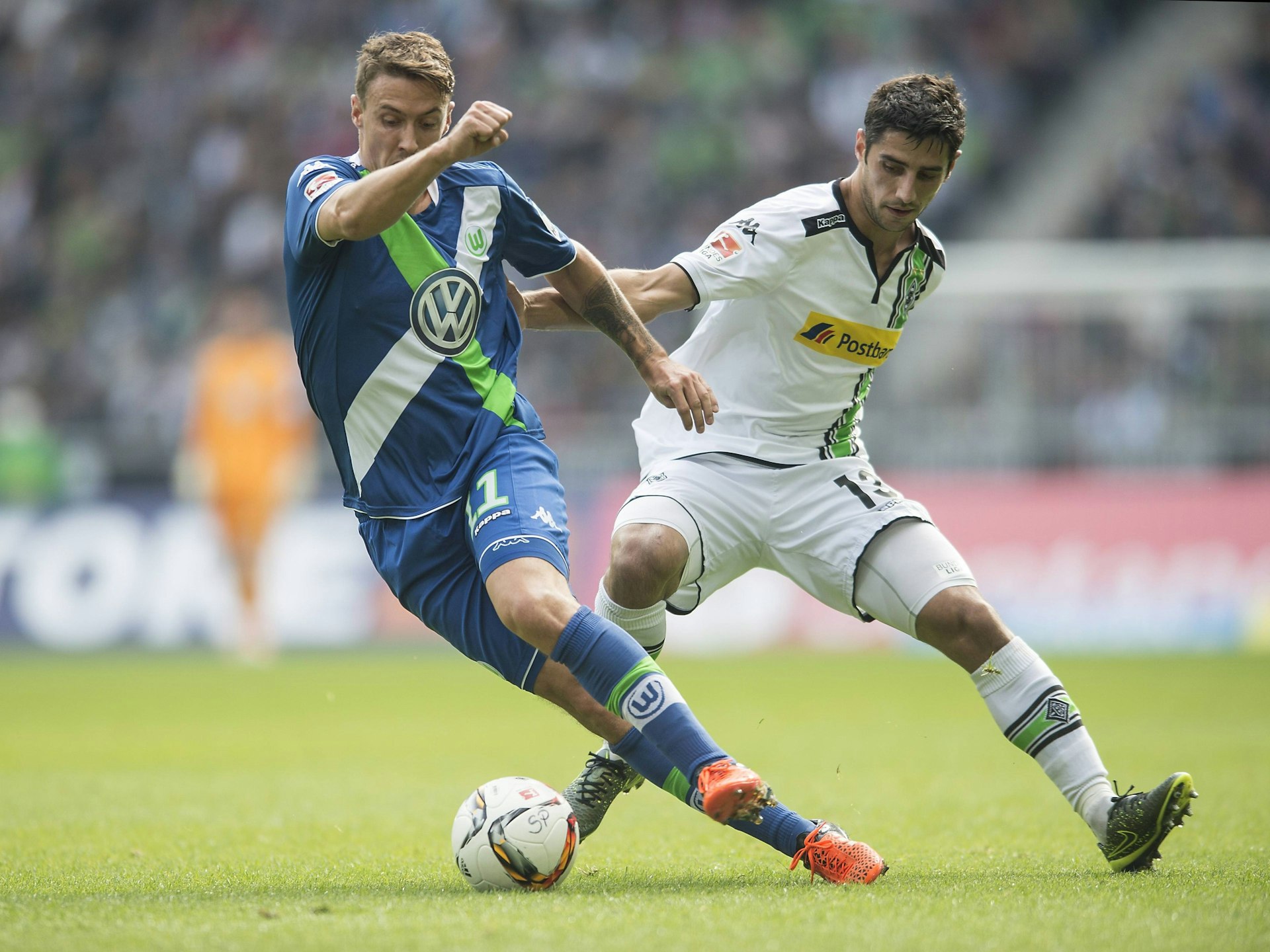 Max Kruse im Zweikampf mit Lars Stindl.
