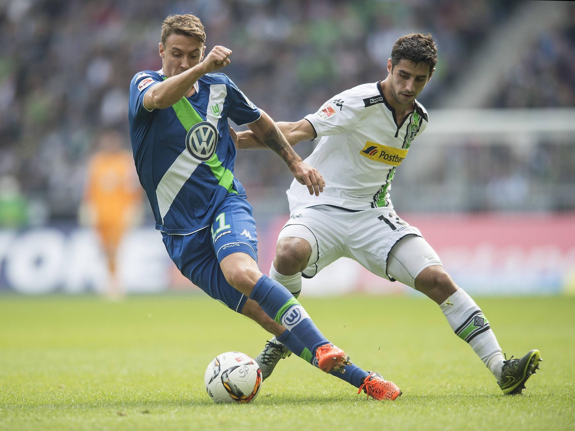 Max Kruse im Zweikampf mit Lars Stindl.