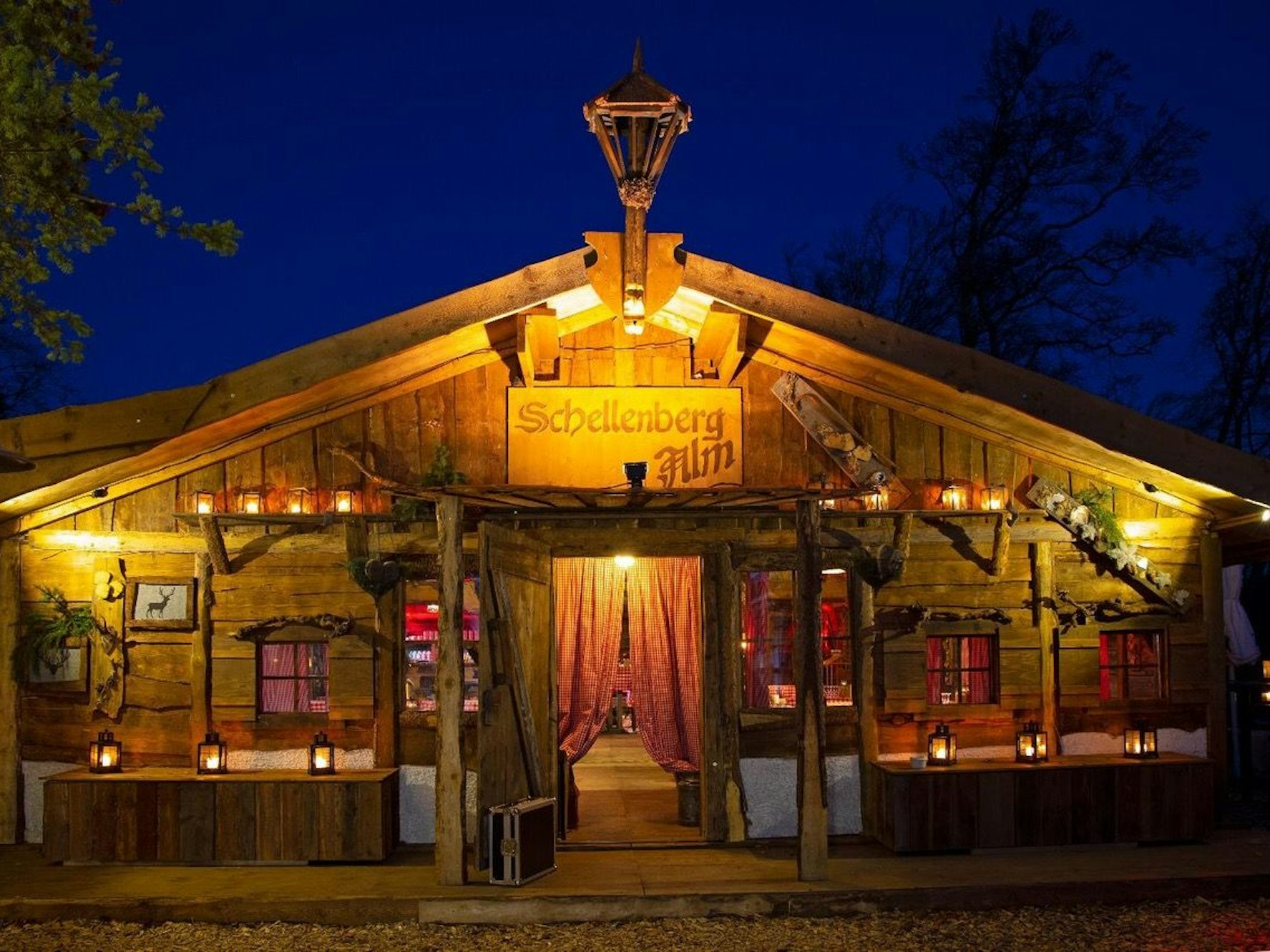 Bild einer Almhütte, die am Wasserturm-Hotel gebaut werden soll.