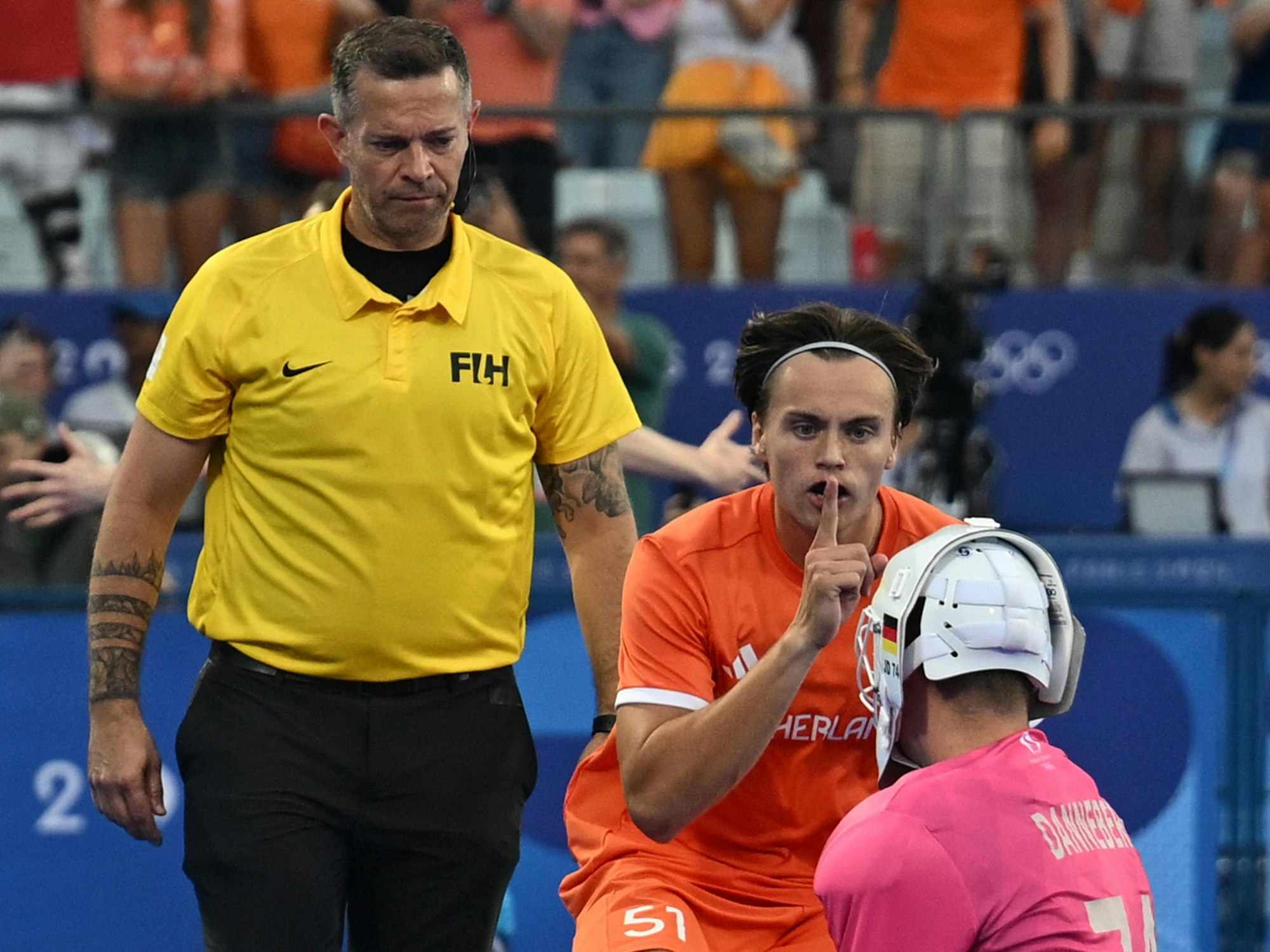 Duco Telgenkamp provoziert den deutschen Hockey-Torwart Jean-Paul Danneberg nach dem Finale bei Olympia.