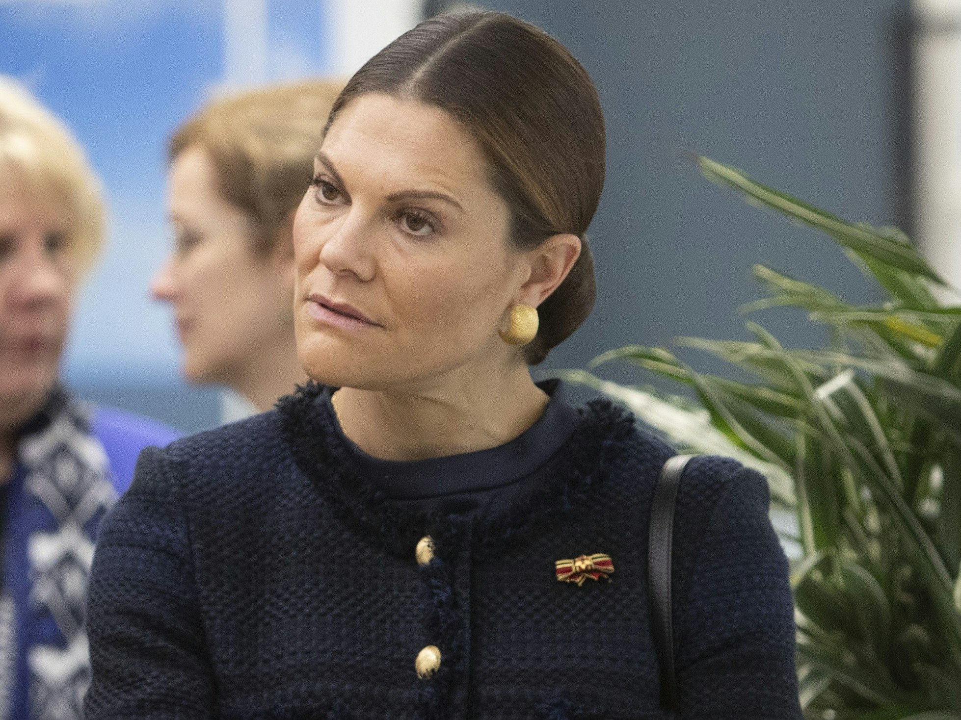 Kronprinzessin Victoria von Schweden steht am Isolator während ihres Besuch bei der deutschen Niederlassung des schwedischen Medizintechnikunternehmen "Getinge" in Frankfurt. Das Foto wurde im November 2023 geschossen.