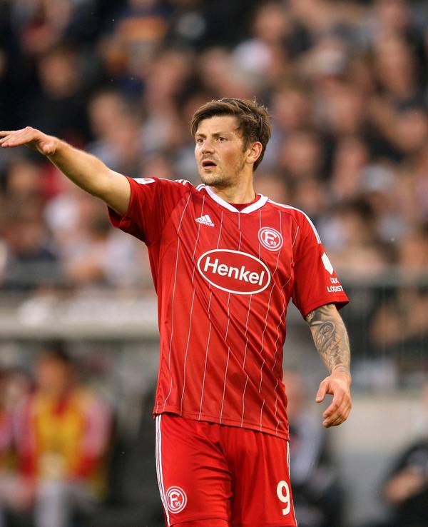 Dawid Kownacki gestikuliert auf dem Platz.