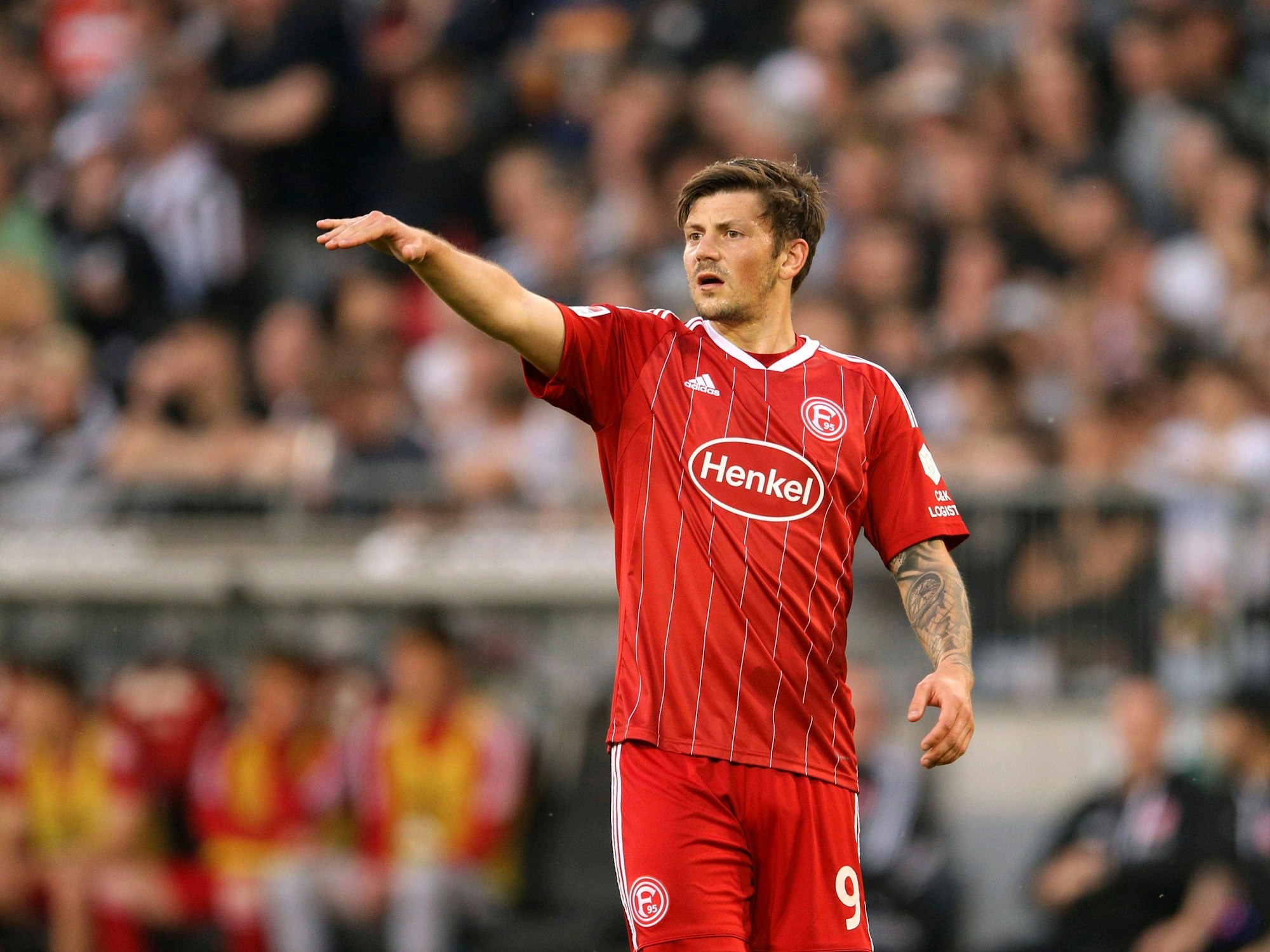 Dawid Kownacki gestikuliert auf dem Platz.