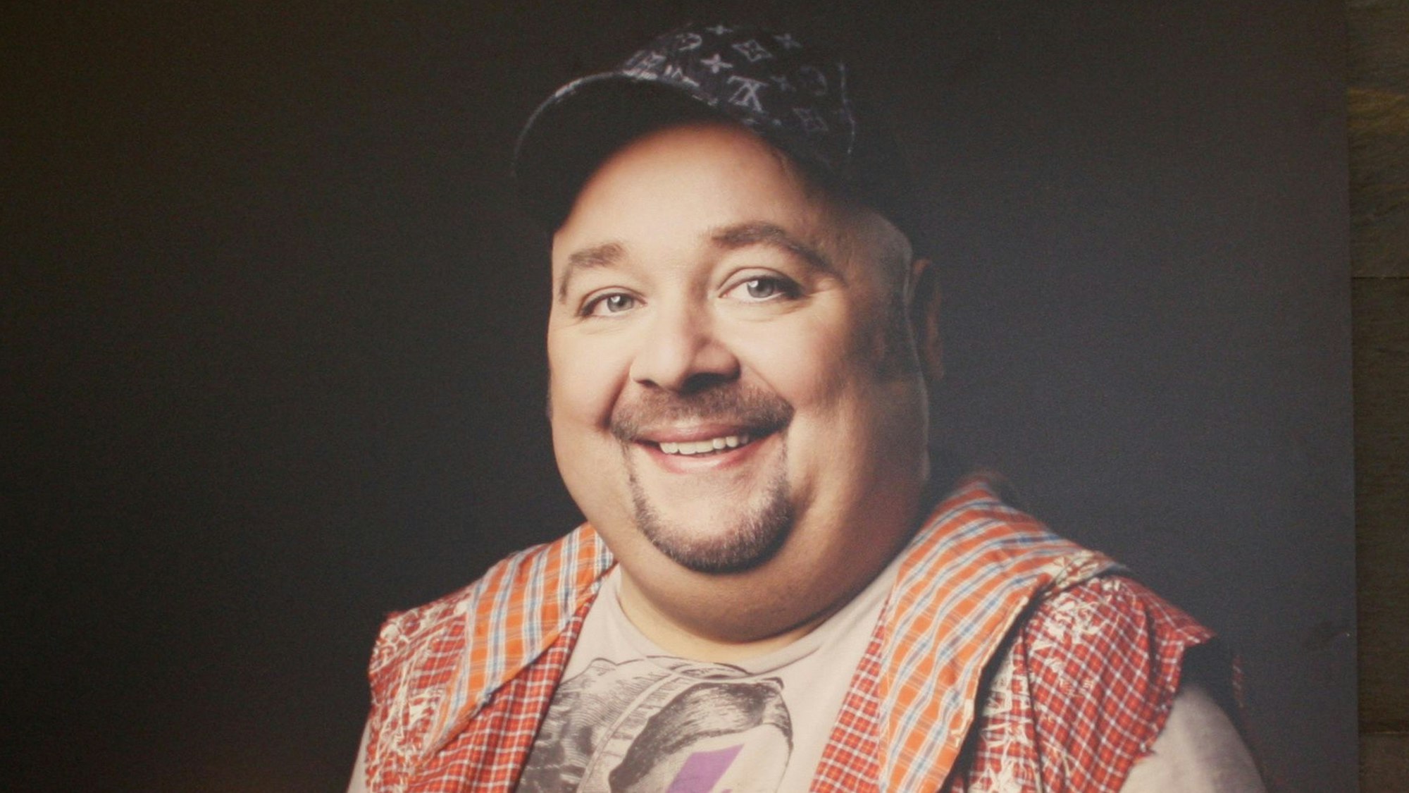 Ein Porträt, das den verstorbenen Schauspieler Dirk Bach zeigt, ist im Bestattungshaus Christoph Kuckelkorn in Köln zu sehen.