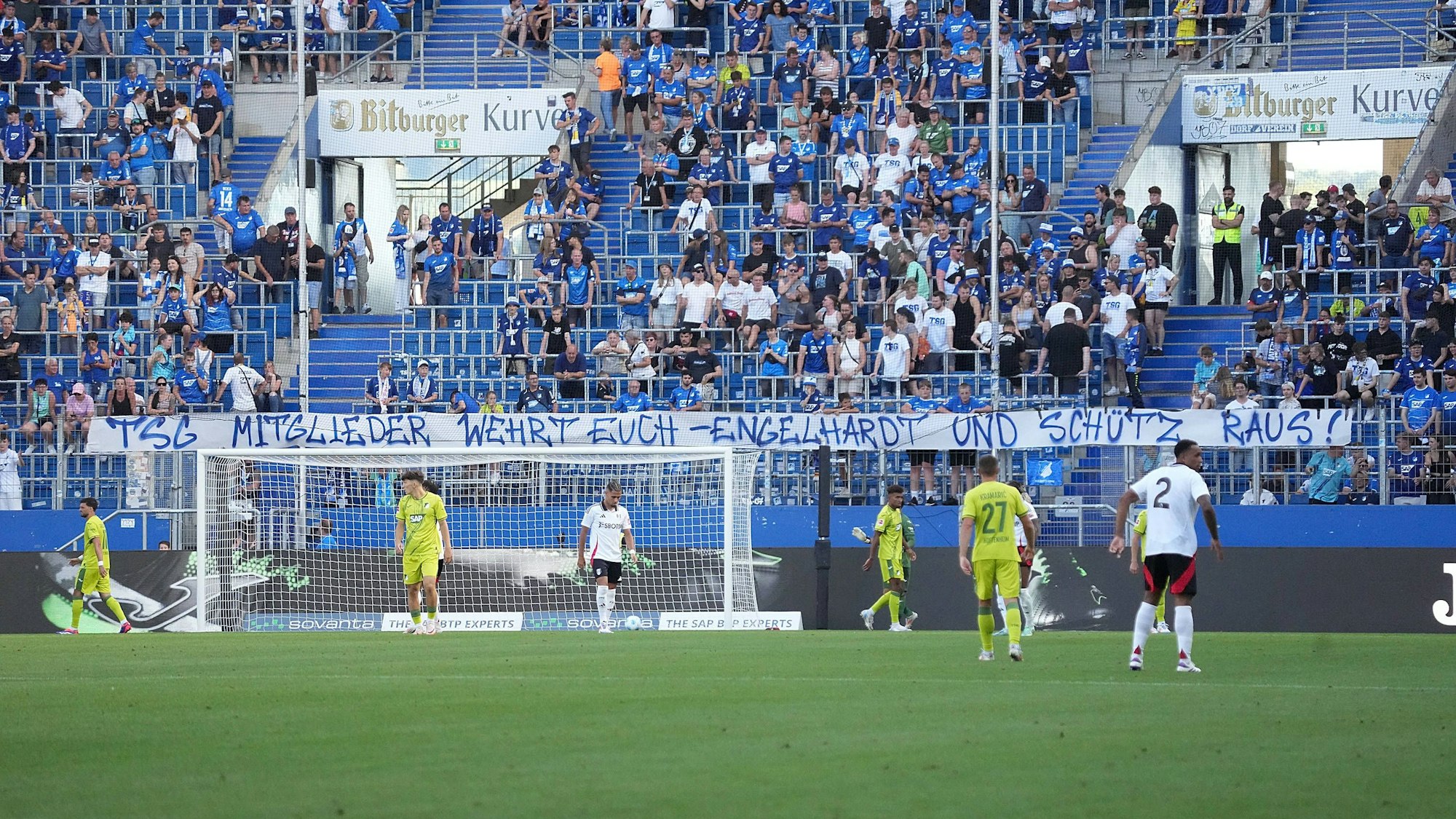 Ein Fan-Banner hängt an der Tribüne.