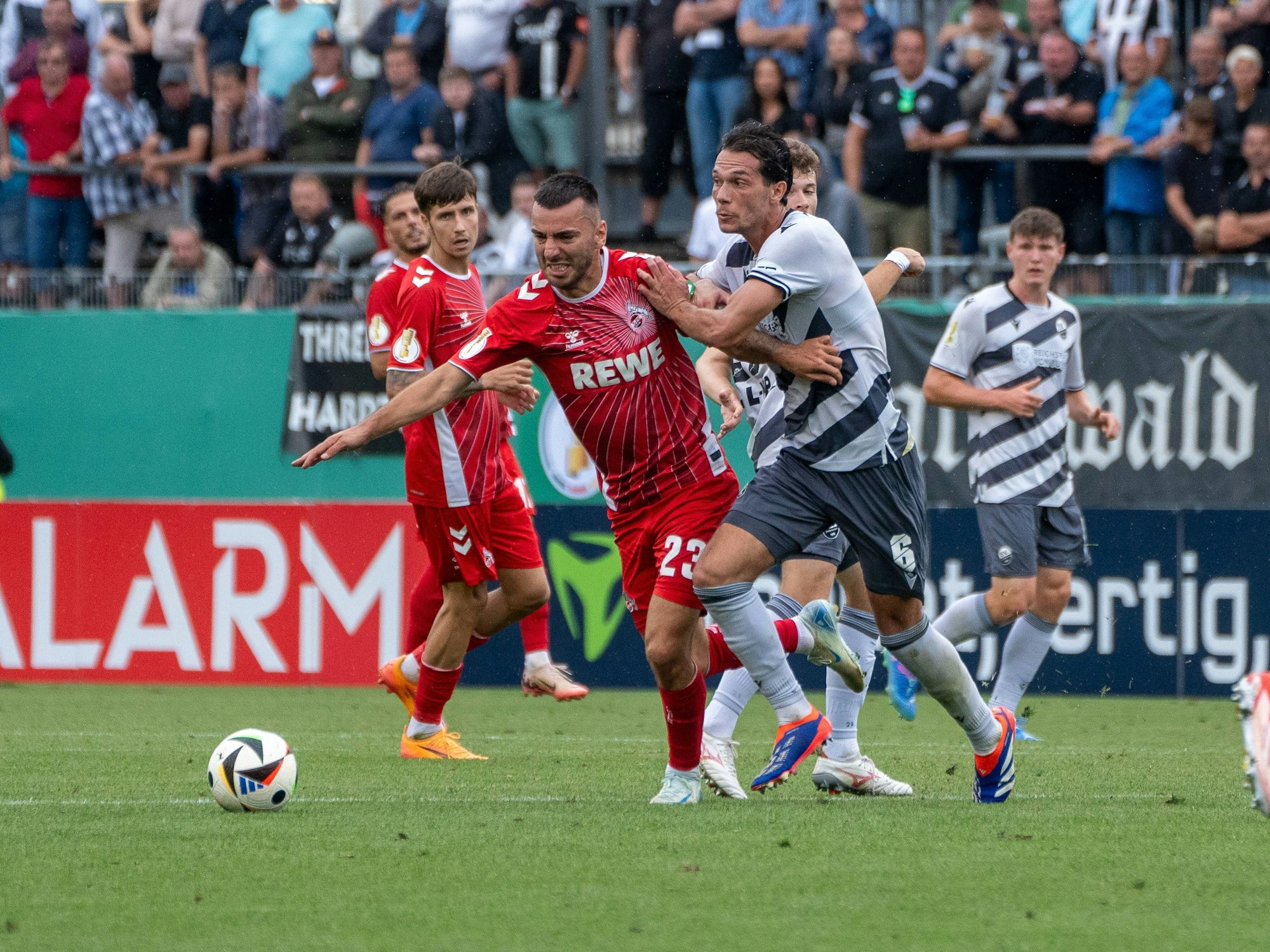 Sargis Adamyan im Zweikampf mit Jeremias Lorch.