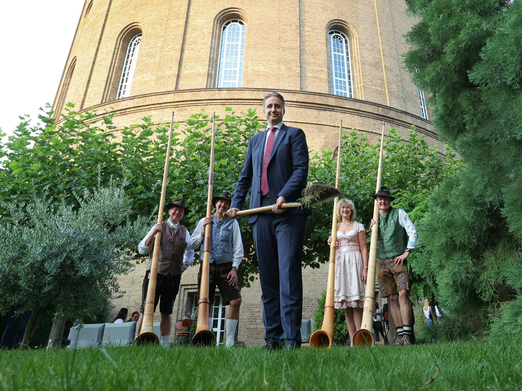 Spatenstich für die neue Eventlocation
„Das Chalet – Almzauber by Wasserturm“.