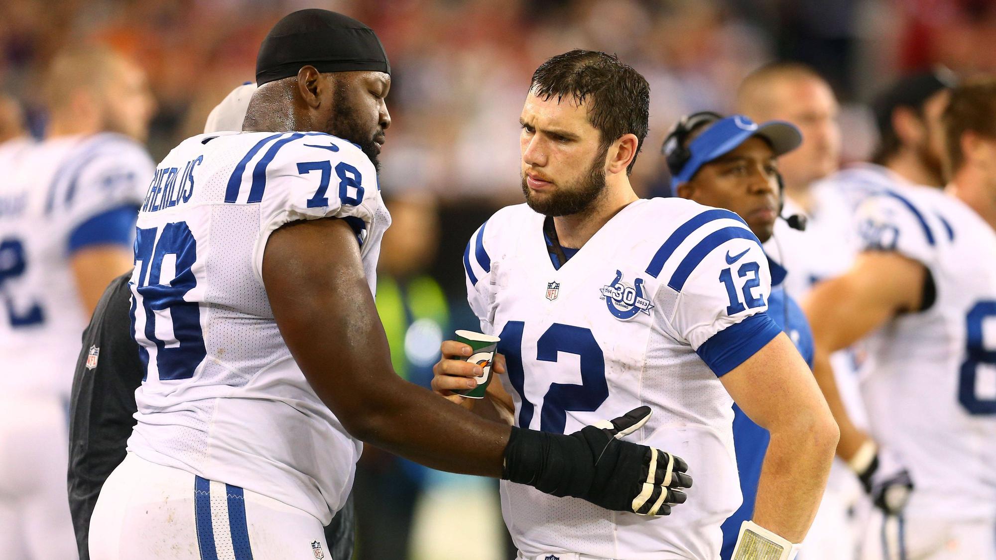 Gosder Cherilius und Andrew Luck interagieren an der Seitenlinie