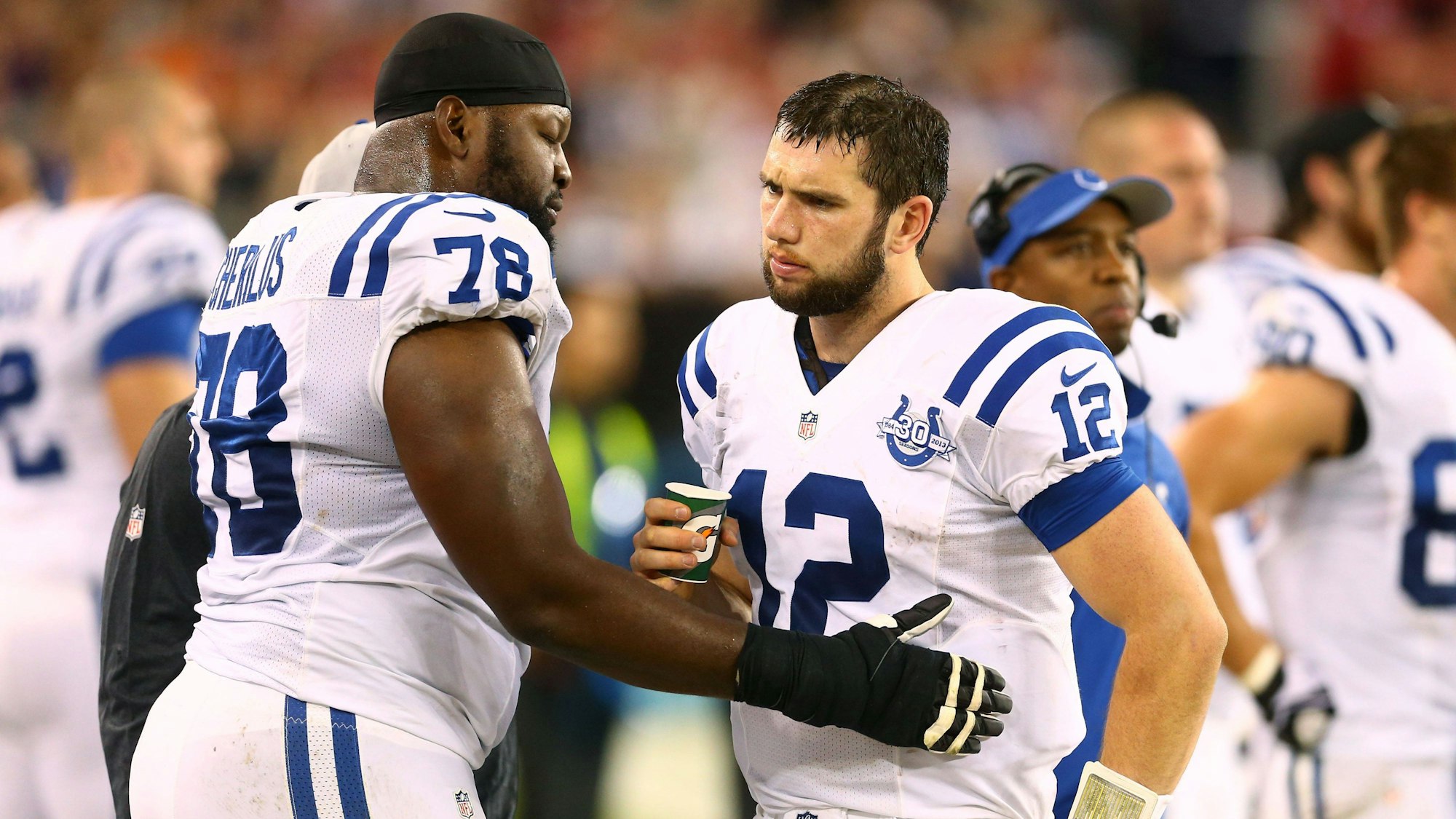 Gosder Cherilius und Andrew Luck interagieren an der Seitenlinie