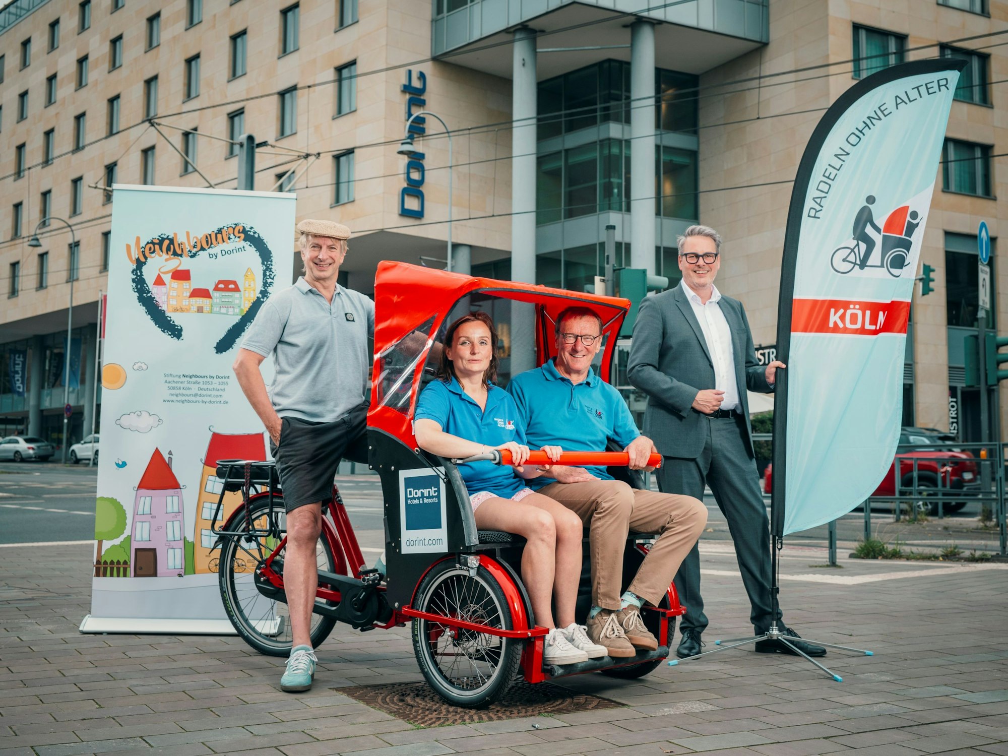 Ingolf Lück bei der Rikscha-Übergabe in Köln.