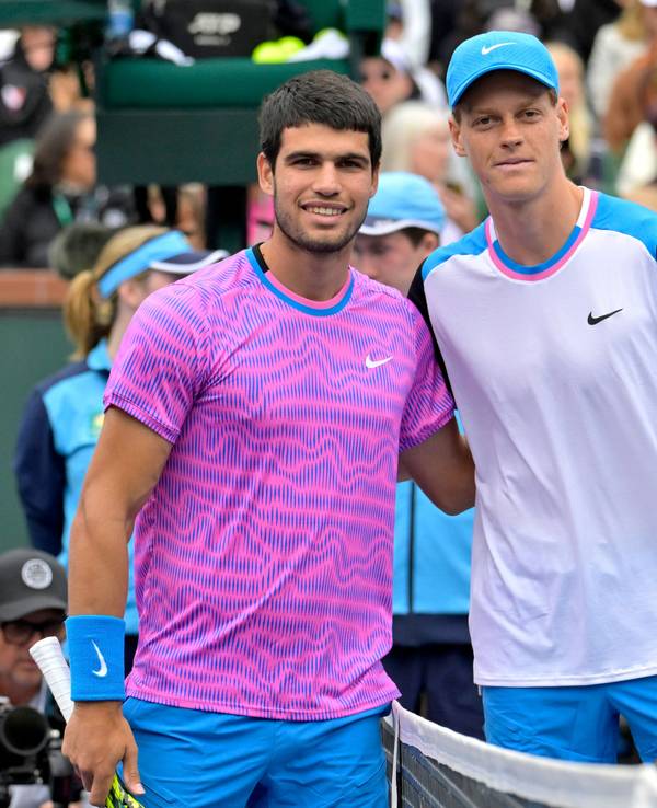 Carlos Alcaraz und Jannik Sinner (r.) posieren für ein Foto.