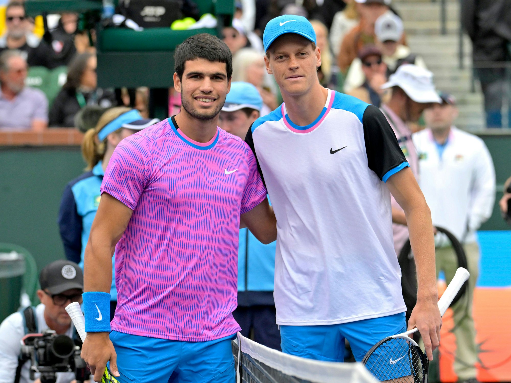 Carlos Alcaraz und Jannik Sinner (r.) posieren für ein Foto.