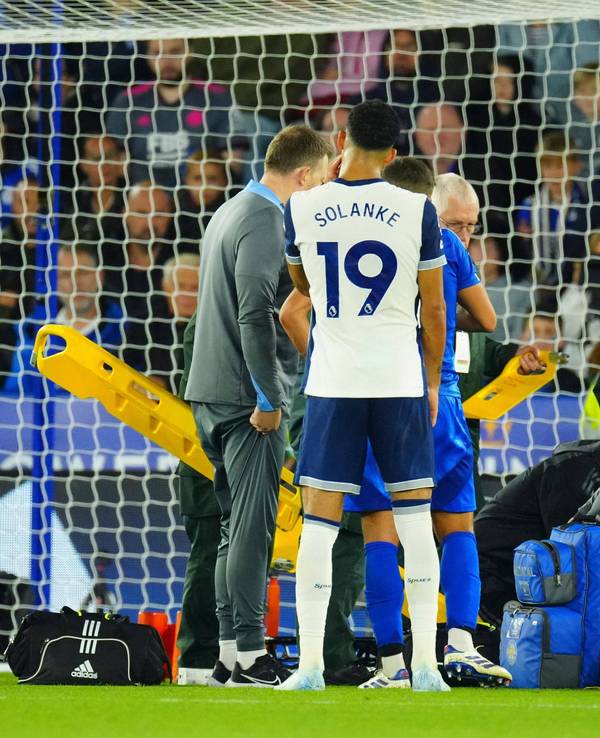 Spurs-Spieler stehen geschockt um ihren Mannschaftskollegen Rodrygo Bentancur, während dieser vom medizinischen Personal behandelt wird.