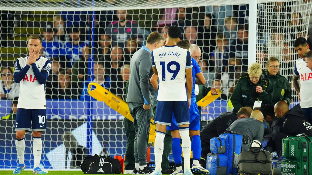 Spurs-Spieler stehen geschockt um ihren Mannschaftskollegen Rodrygo Bentancur, während dieser vom medizinischen Personal behandelt wird.