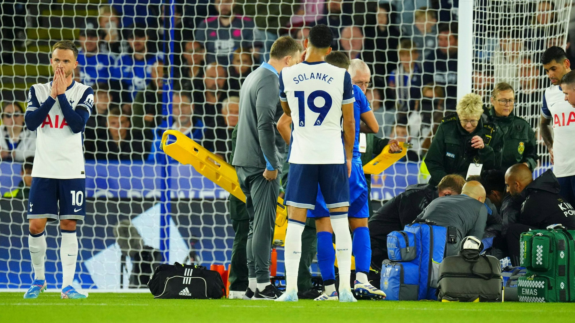 Spurs-Spieler stehen geschockt um ihren Mannschaftskollegen Rodrygo Bentancur, während dieser vom medizinischen Personal behandelt wird.