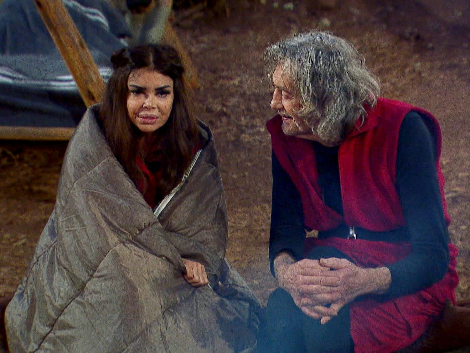 Kader Loth und Winfried Glatzeder am Lagerfeuer im südafrikanischen Dschungel.