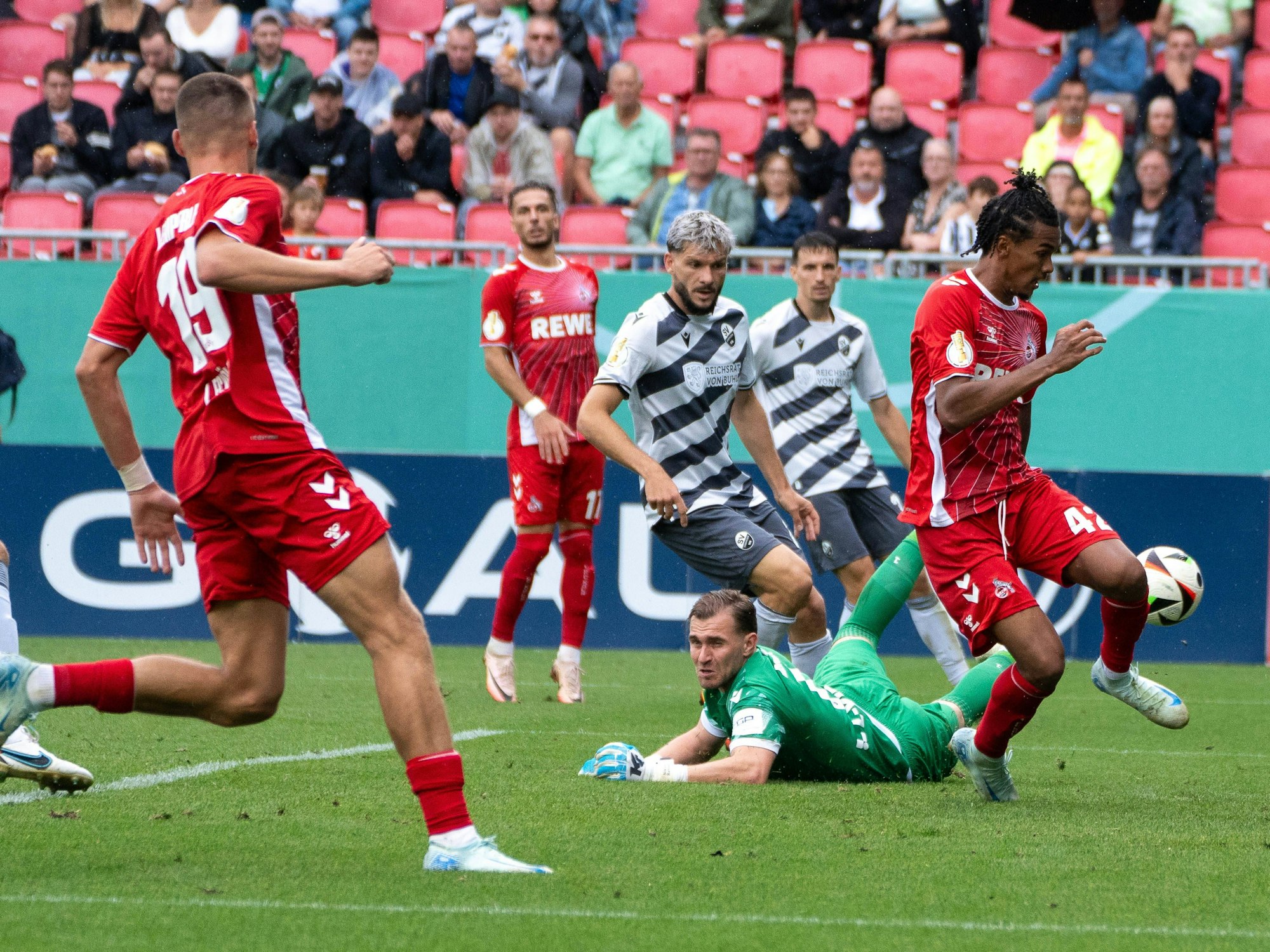Damion Downs verpasst gegen Sandhausen einen Treffer.
