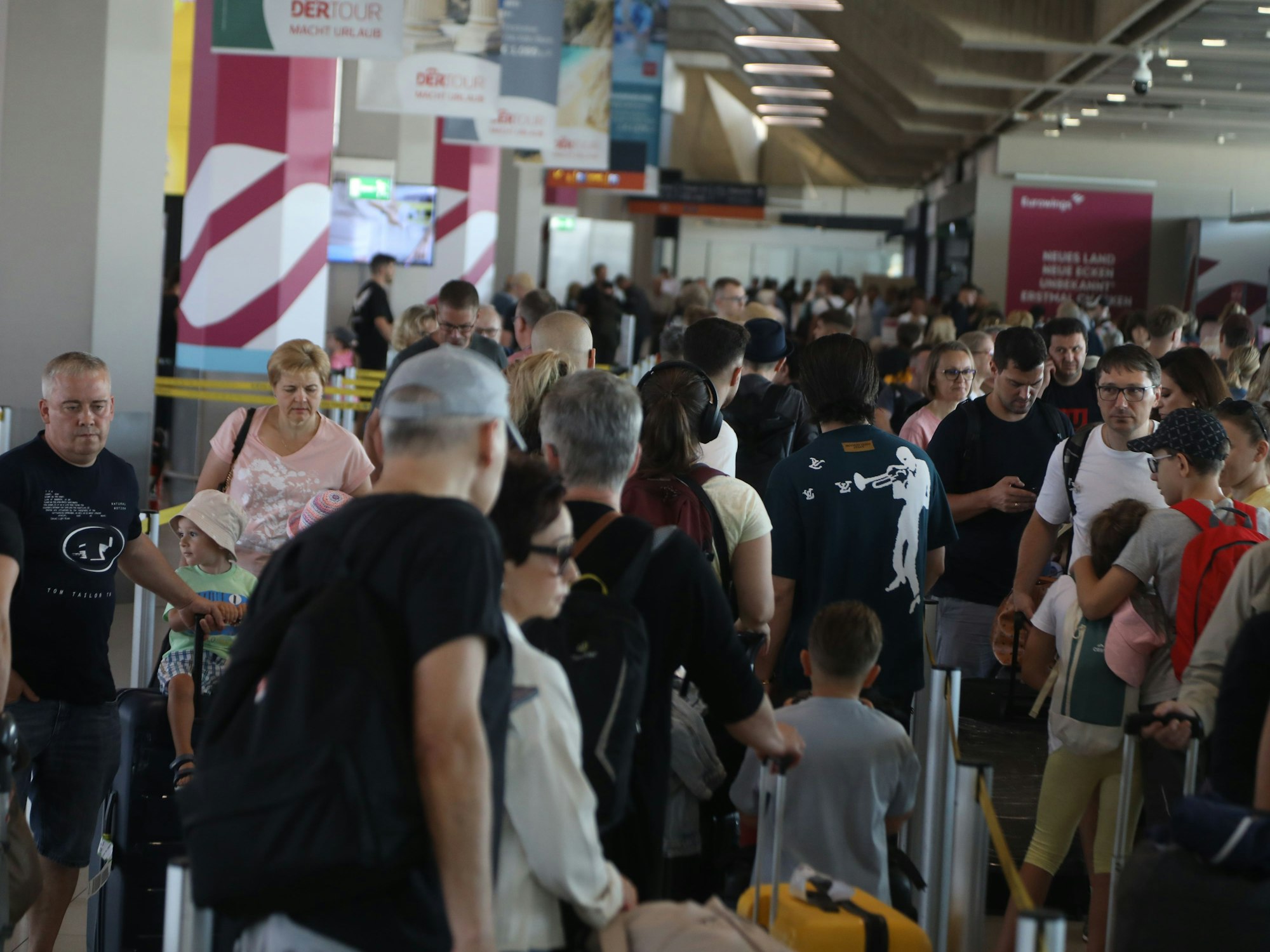 Lange Schlangen am Flughafen Köln/Bonn.