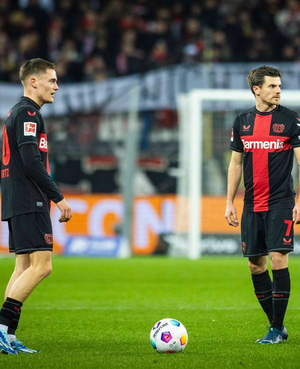 Jonas Hofmann und Florian Wirtz bei der Ausführung eines Freistoßes in der Bundesligapartie gegen Borussia Dortmund am 03. Dezember 2023.