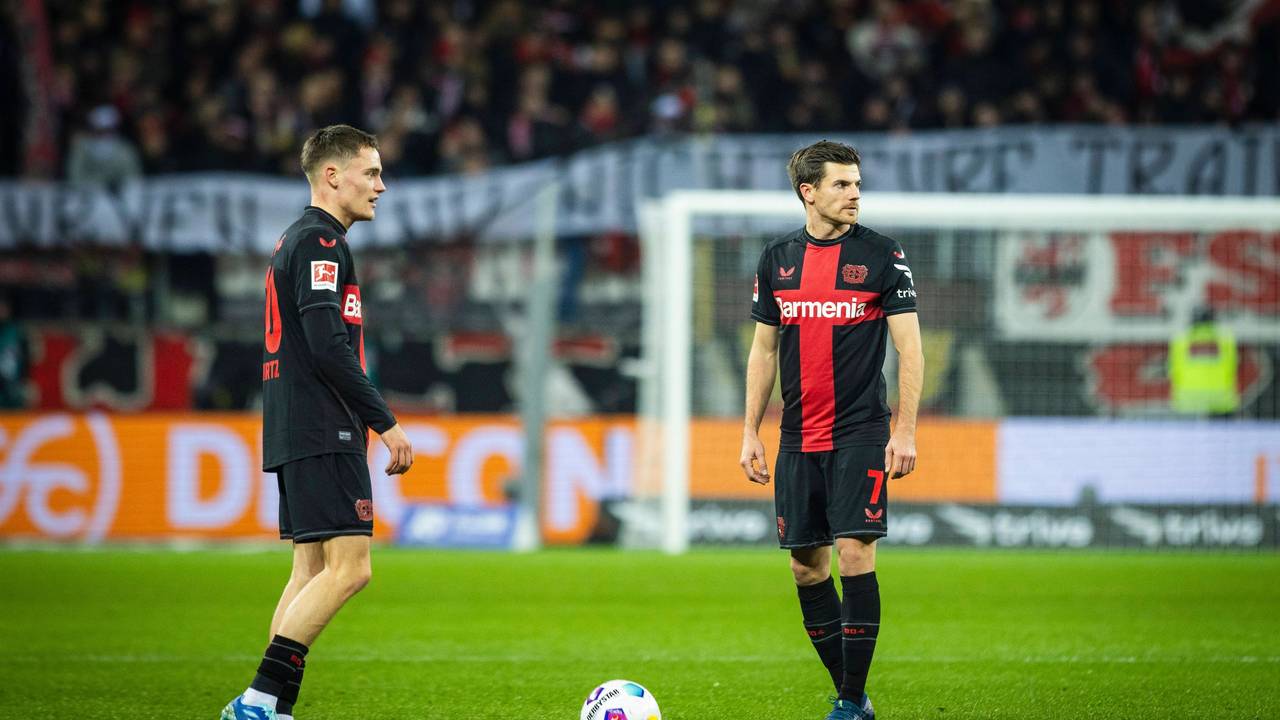 Jonas Hofmann und Florian Wirtz bei der Ausführung eines Freistoßes in der Bundesligapartie gegen Borussia Dortmund am 03. Dezember 2023.