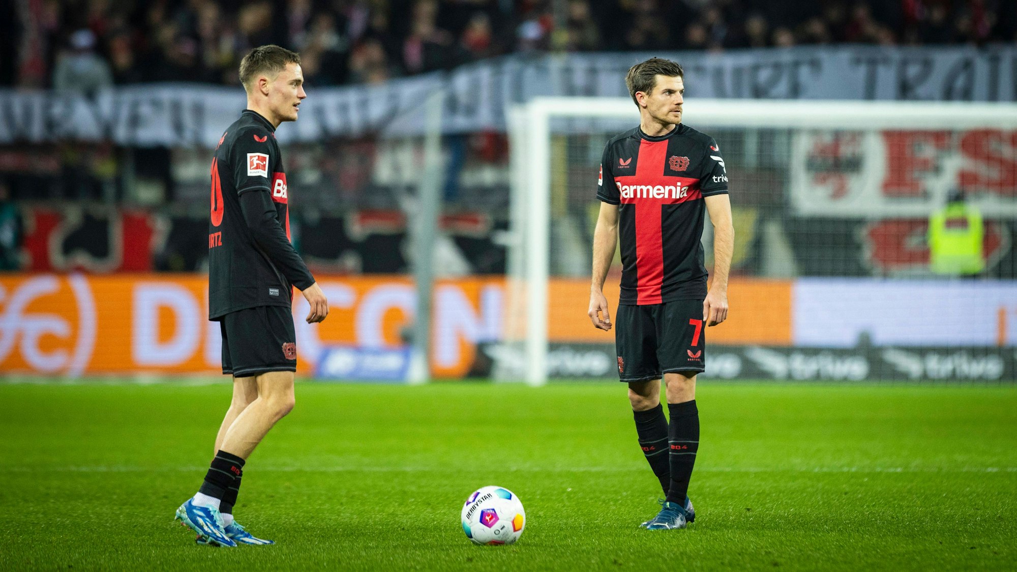 Jonas Hofmann und Florian Wirtz bei der Ausführung eines Freistoßes in der Bundesligapartie gegen Borussia Dortmund am 03. Dezember 2023.