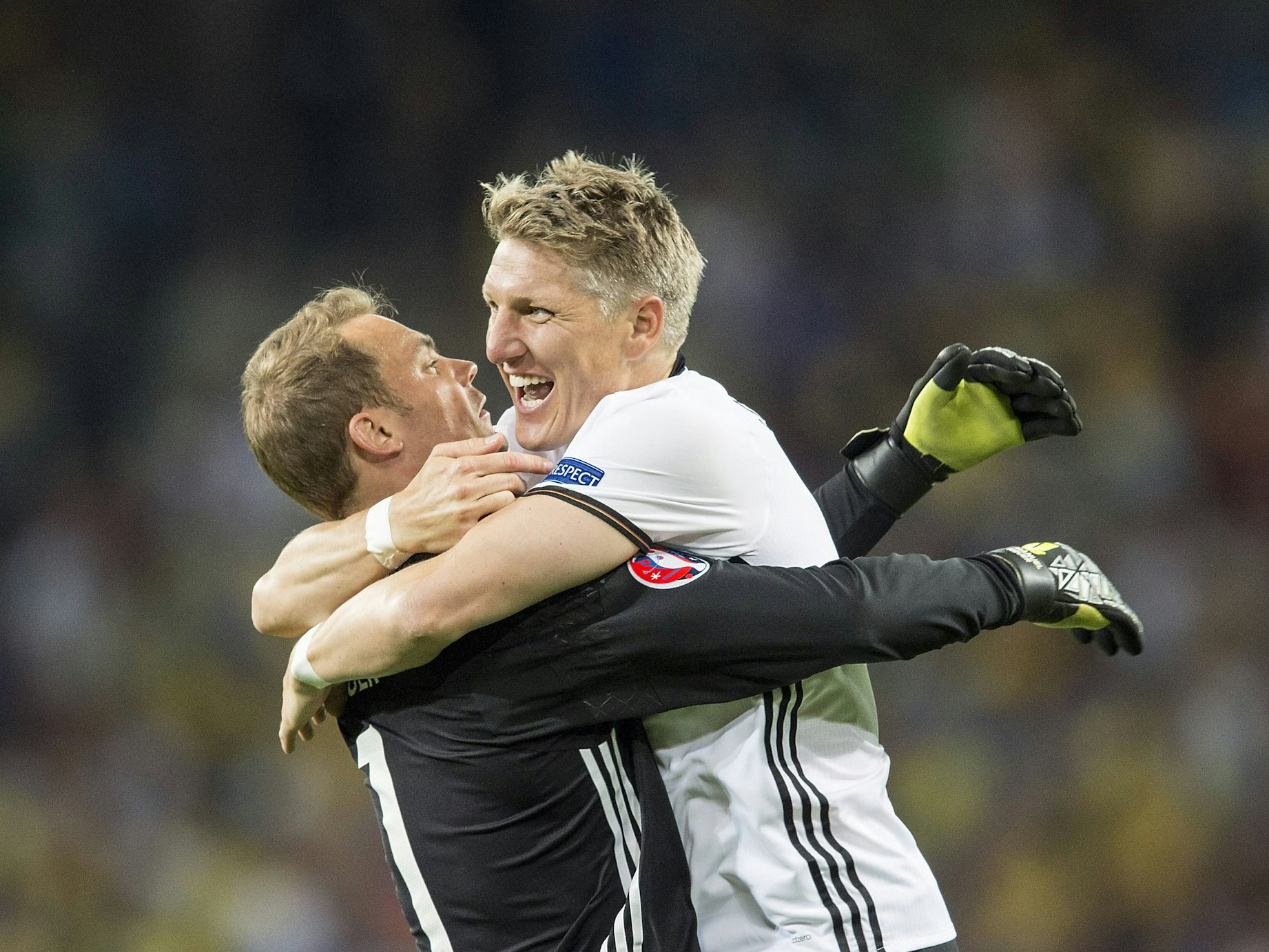 Manuel Neuer und Bastian Schweinsteiger nach dessen Tor zur 2:0-Führung gegen die Ukraine am 12. Juni 2016.