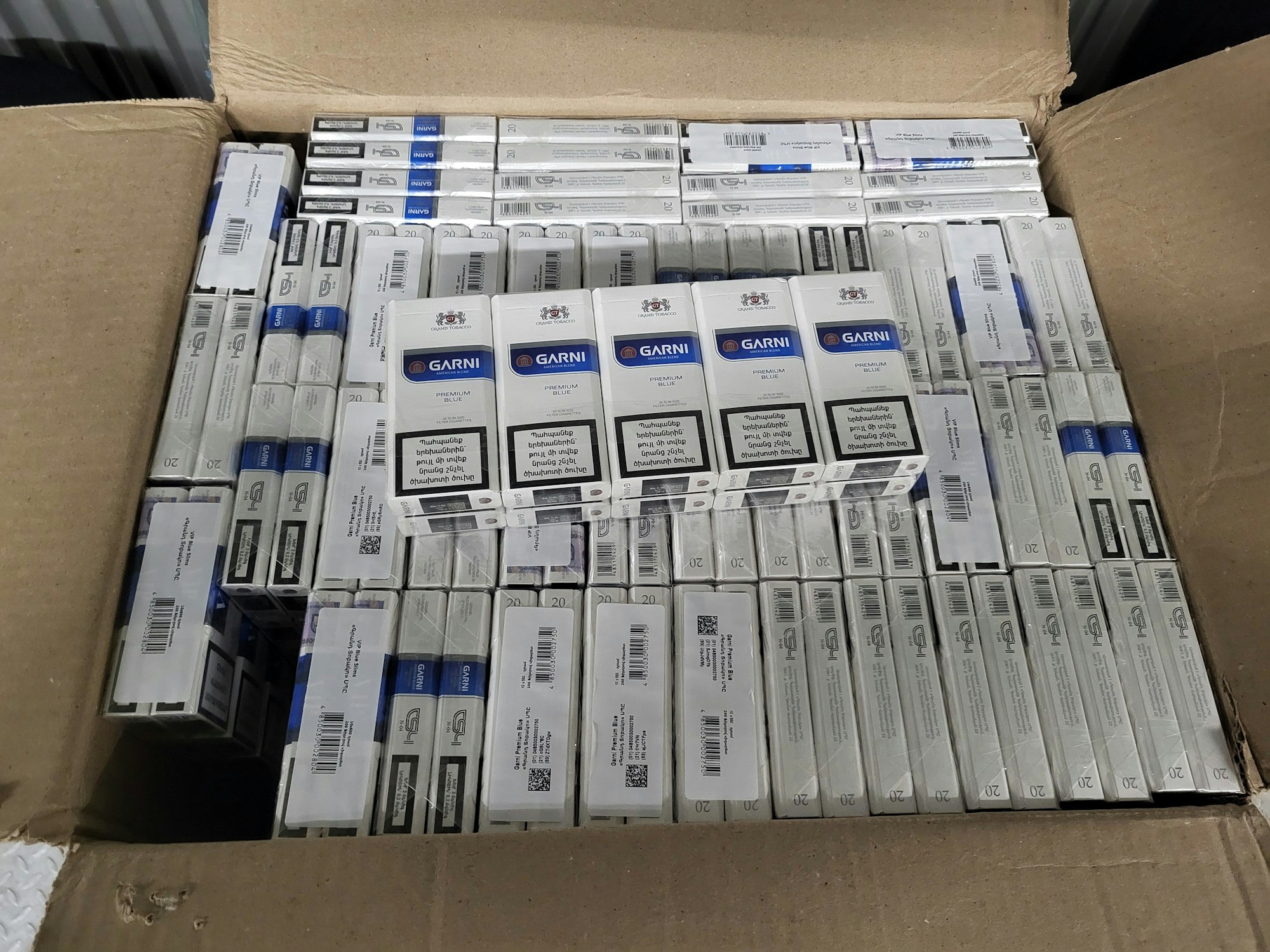 Ein Karton voller Zigaretten.