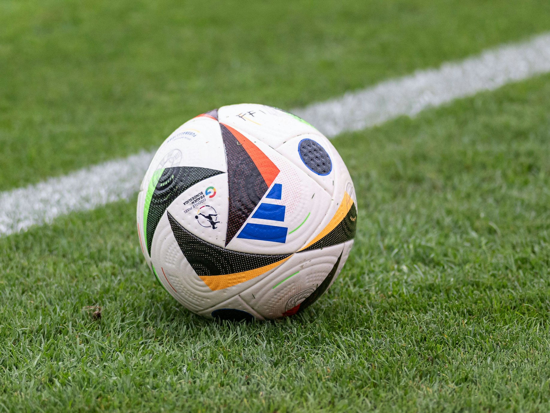 Nach einem Testspiel starb ein Amateurfußballer in Spanien auf dem Weg nach Hause. Das Symbolbild zeigt den Ball der Frauen-Bundesliga in Deutschland (20. August 2024).