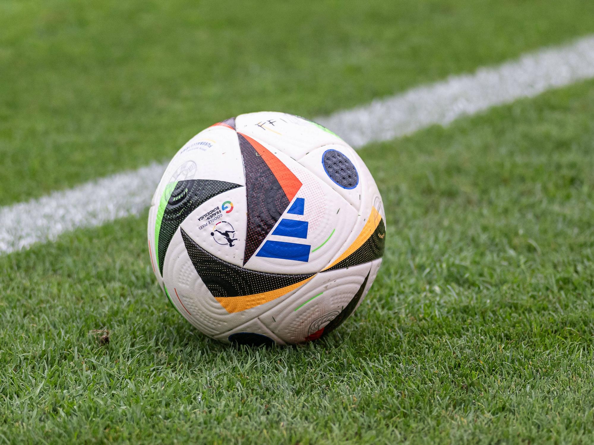 Nach einem Testspiel starb ein Amateurfußballer in Spanien auf dem Weg nach Hause. Das Symbolbild zeigt den Ball der Frauen-Bundesliga in Deutschland (20. August 2024).