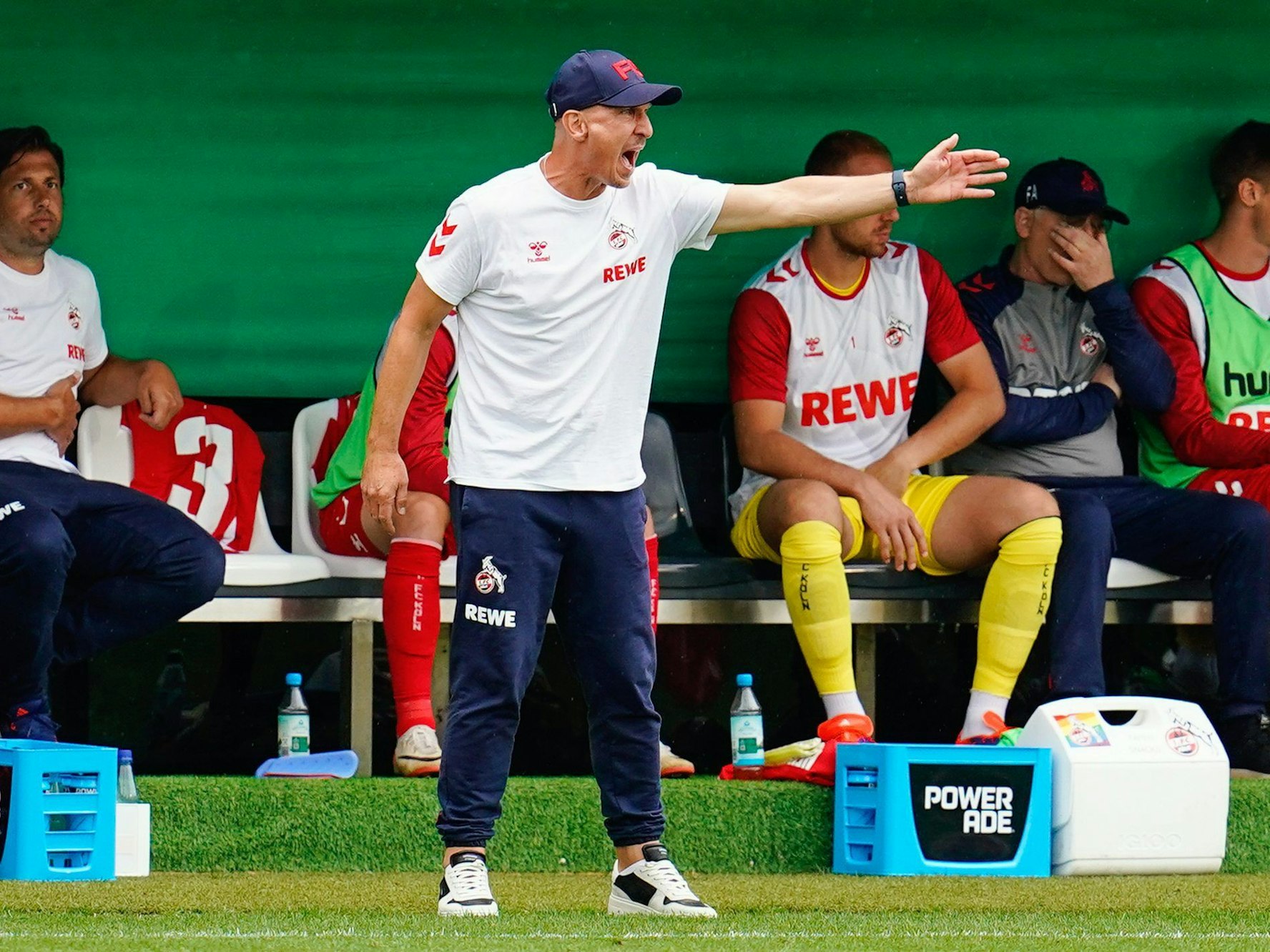 Kölns Trainer Gerhard Struber gestikuliert.