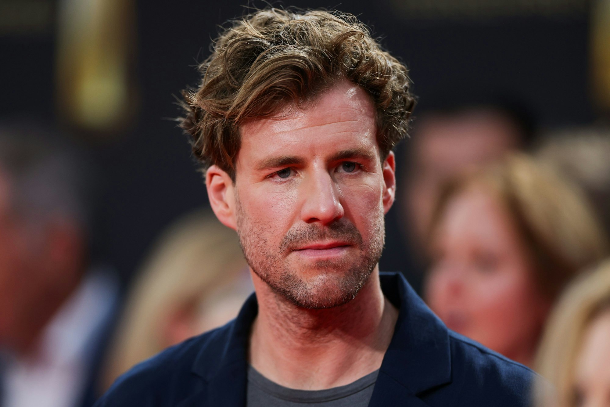 Comedian Luke Mockridge kommt zur Verleihung der Deutschen Fernsehpreise 2023 ins Kölner Coloneum.