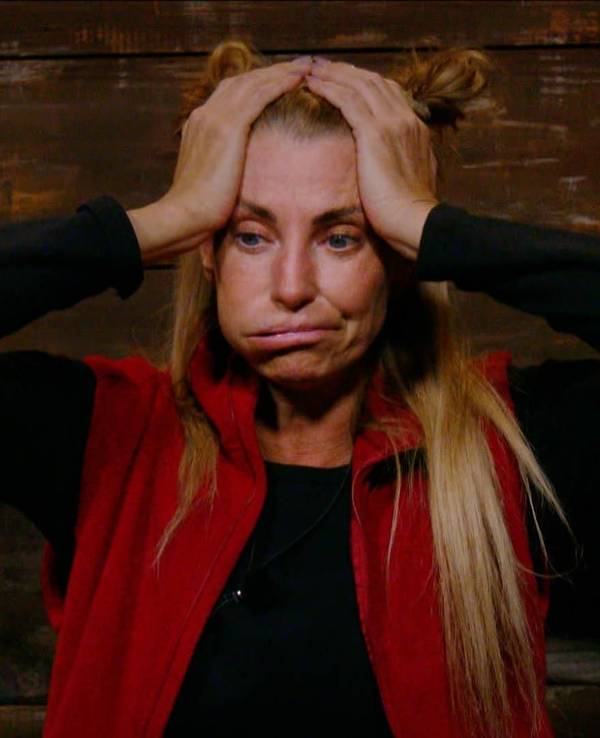 Das Foto zeigt Giulia Siegel an Tag 7 des Sommer-Dschungelcamps im Dschungeltelefon.
