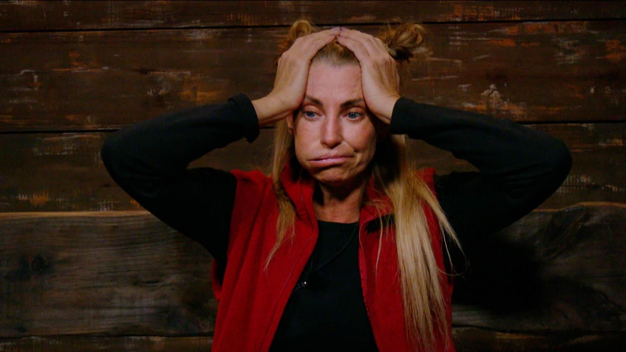 Das Foto zeigt Giulia Siegel an Tag 7 des Sommer-Dschungelcamps im Dschungeltelefon.