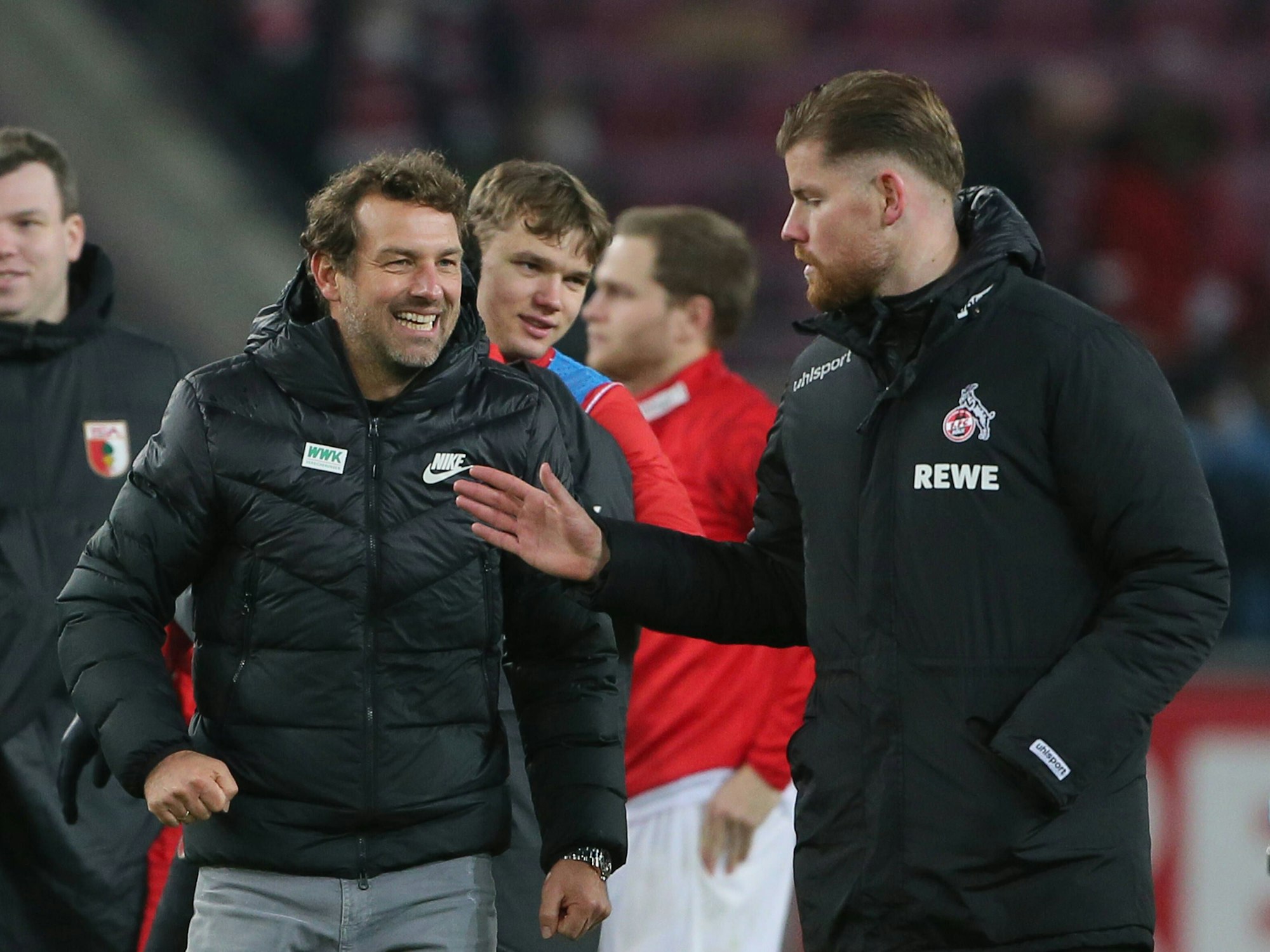 Der damalige Augsburg-Trainer Markus Weinzierl (l.) gemeinsam mit Ex-FC-Keeper Timo Horn nach dem Bundesligaspiel zwischen dem FC Augsburg und dem 1. FC Köln am 10. Dezember 2021.