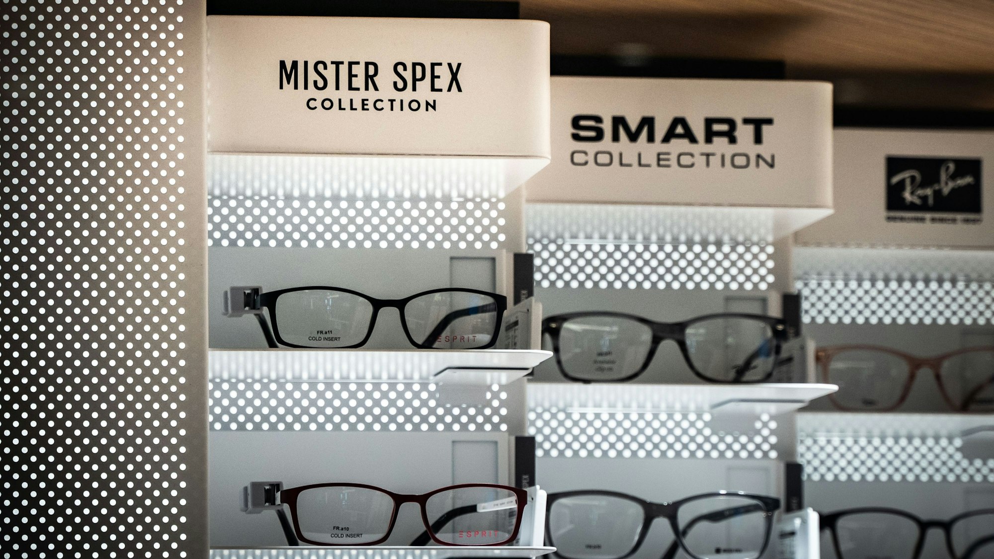 Brillen aus der Kollektion von Mister Spex sind in einem der Läden des Unternehmens in einem Frankfurter Einkaufszentrum ausgestellt (Archivfoto).