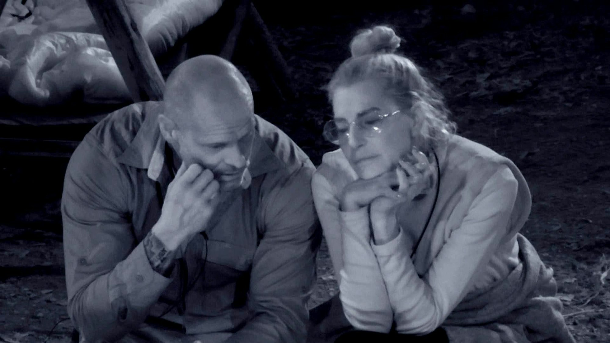 Das Foto zeigt Thorsten Legat und Giulia Siegel an Tag 6 des Sommer-Dschungelcamps.