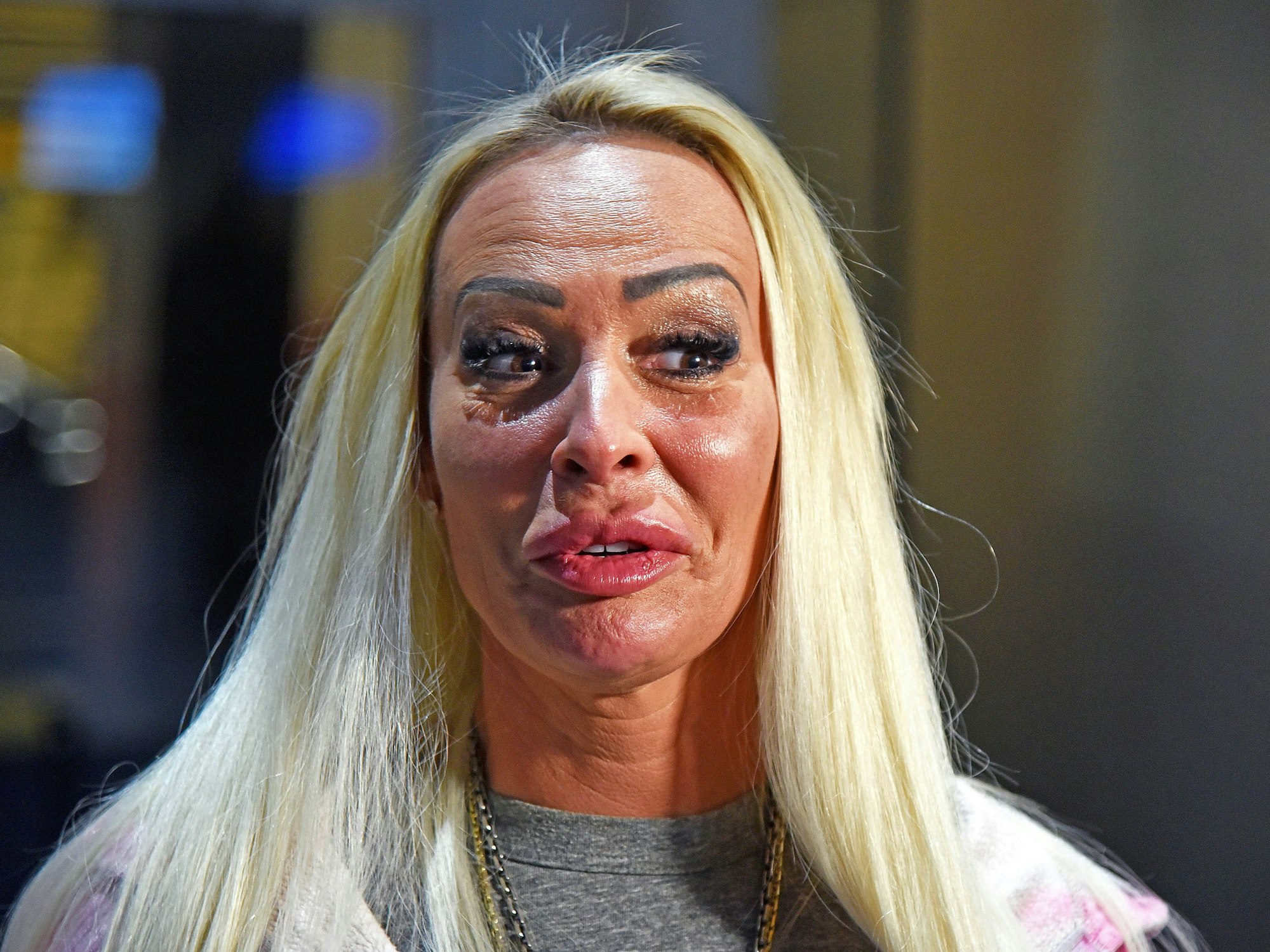 Cora Schumacher (hier im Januar 2024 bei ihrem Abflug nach Australien in den RTL-Dschungel) spricht in der „Legendären Stunde danach“ über das Thema Vergangenheitsbewältigung.