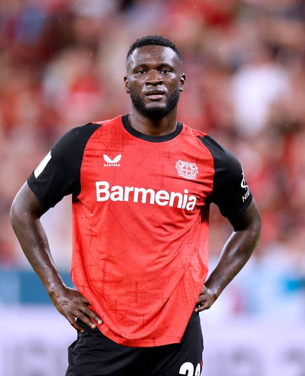 Victor Boniface stemmt die Arme in die Hüften während des Supercups gegen den VfB Stuttgart.