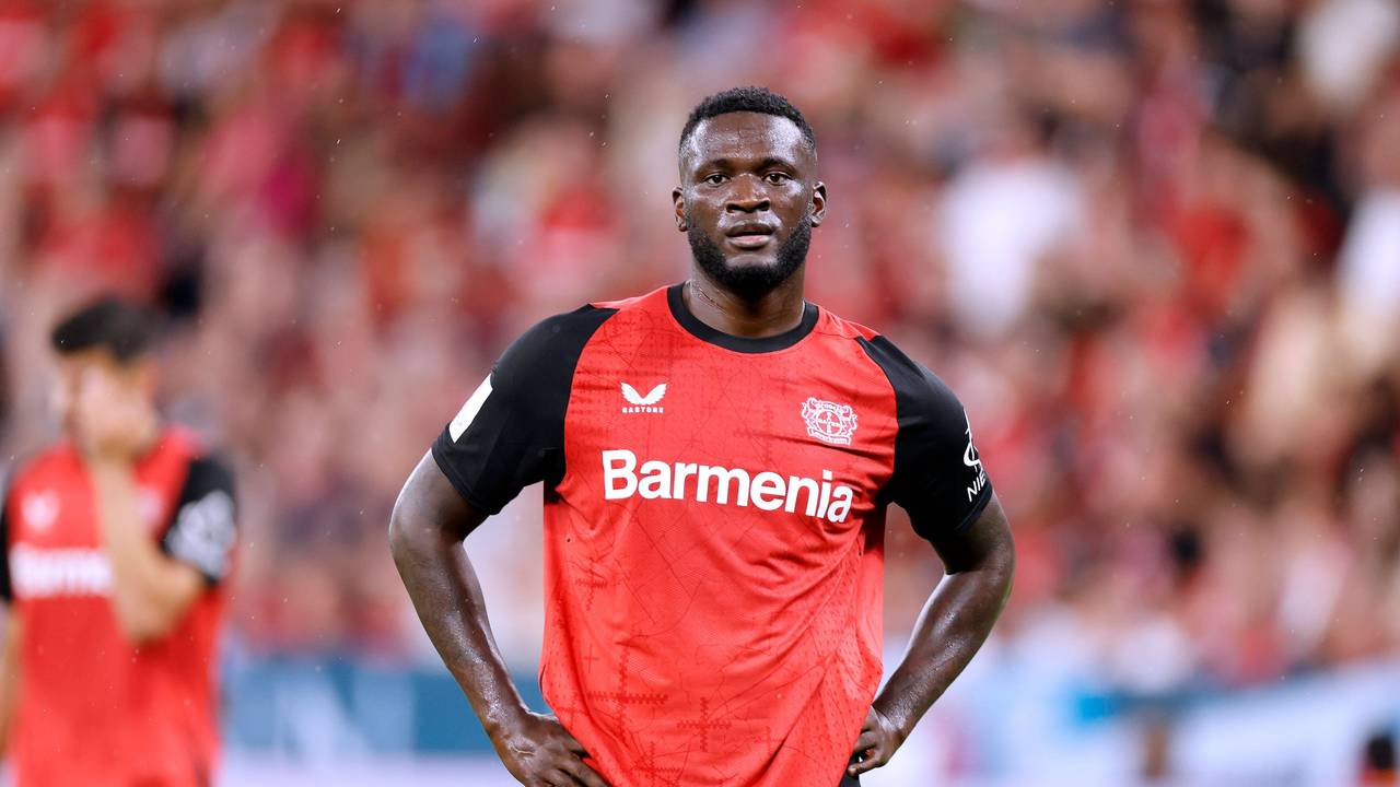 Victor Boniface stemmt die Arme in die Hüften während des Supercups gegen den VfB Stuttgart.