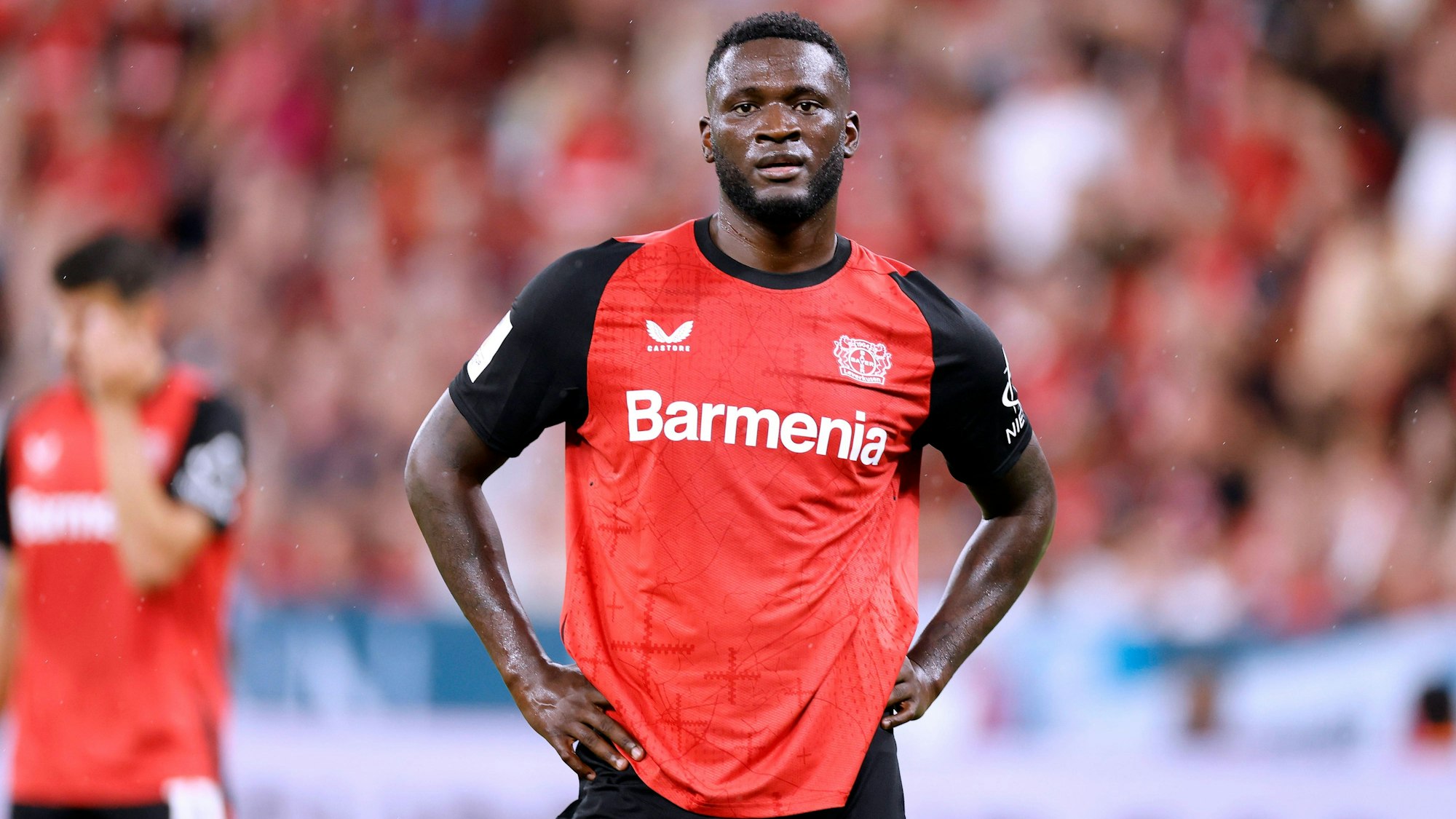 Victor Boniface stemmt die Arme in die Hüften während des Supercups gegen den VfB Stuttgart.