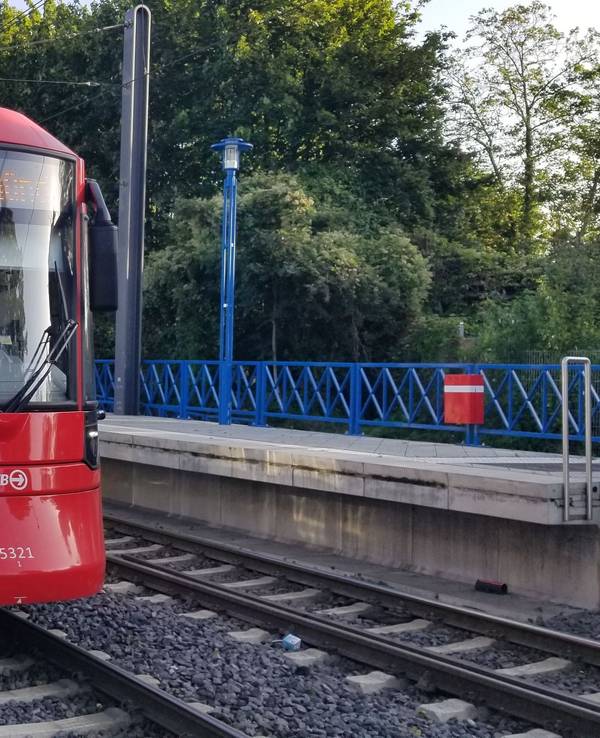 Eine KVB-Bahn fährt eine Haltestelle an.
