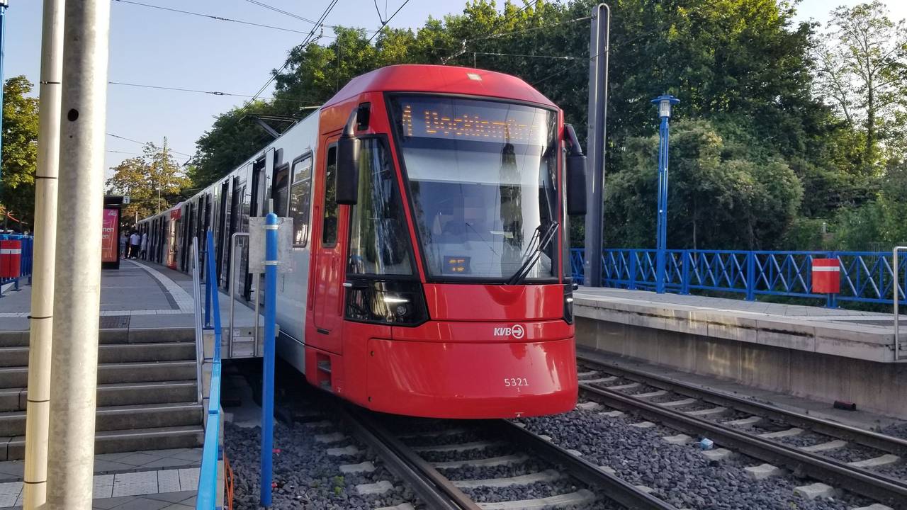 Eine KVB-Bahn fährt eine Haltestelle an.