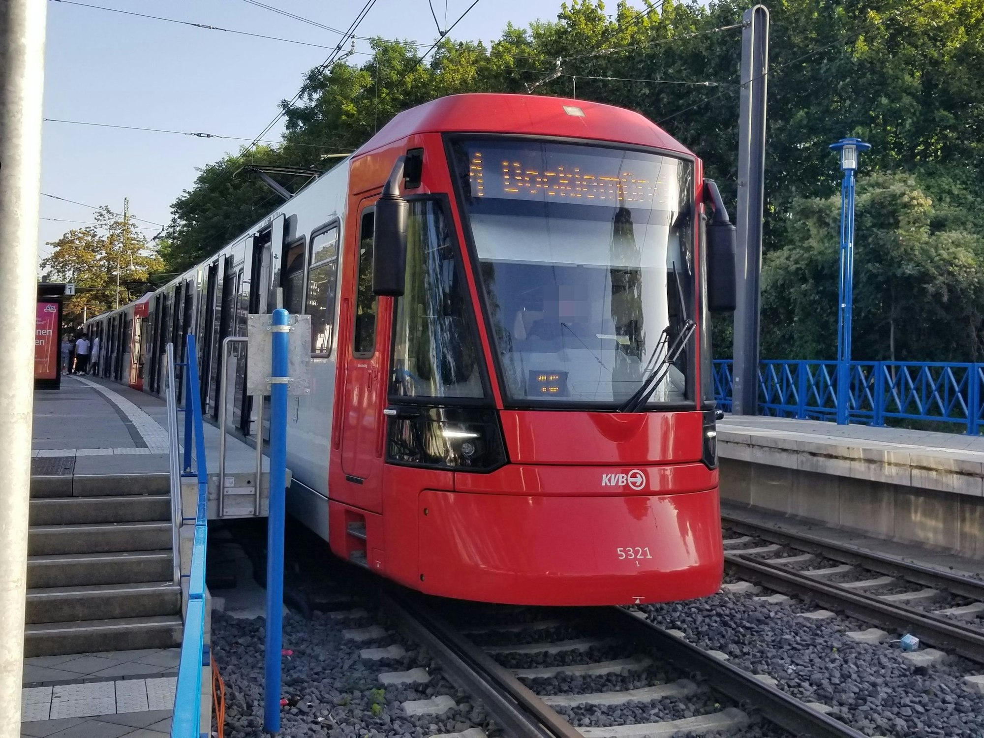 Eine KVB-Bahn fährt eine Haltestelle an.