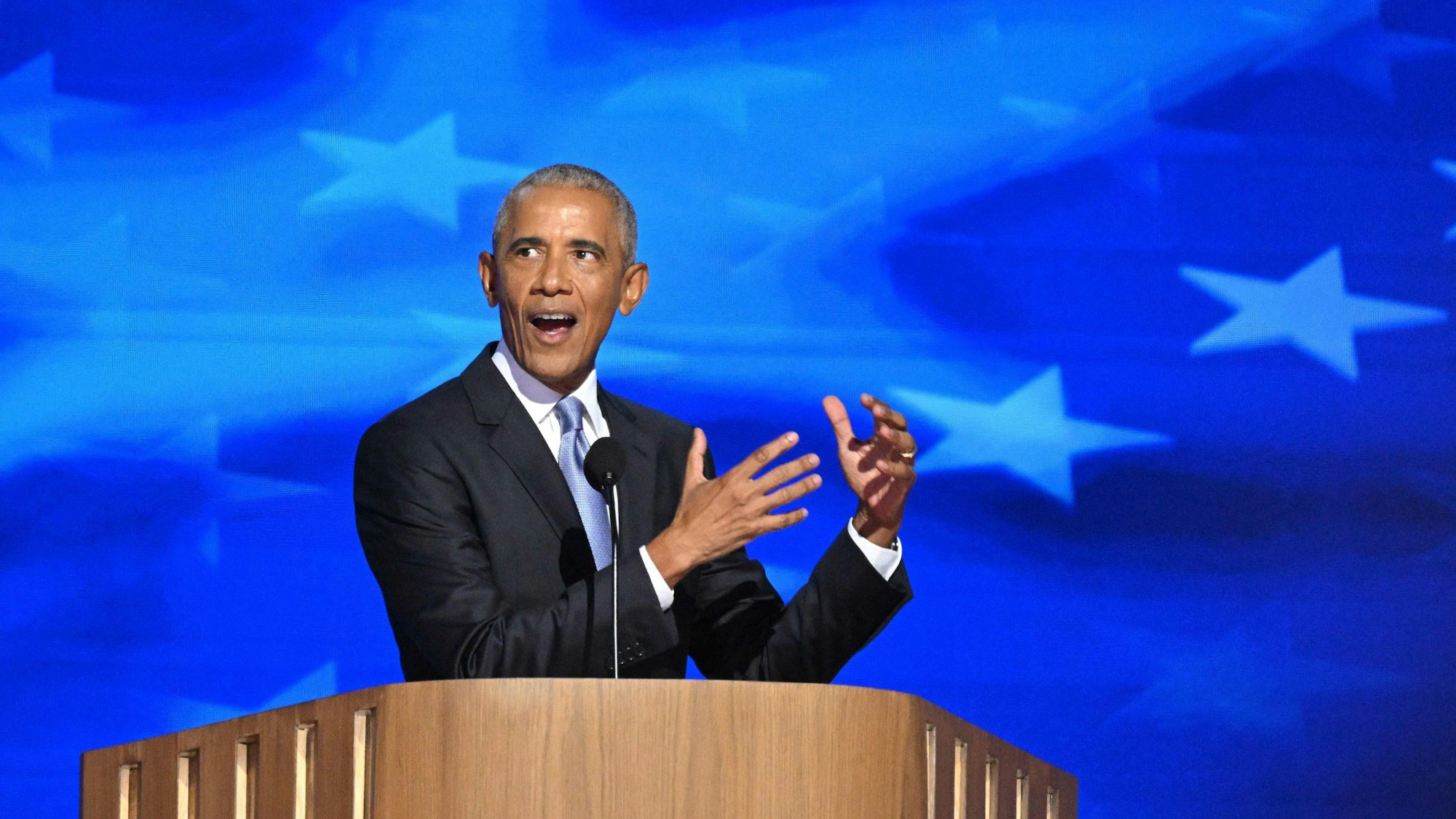 Der ehemalige Präsident Barack Obama spricht während der Democratic National Convention am Dienstag, 20. August 2024, in Chicago.